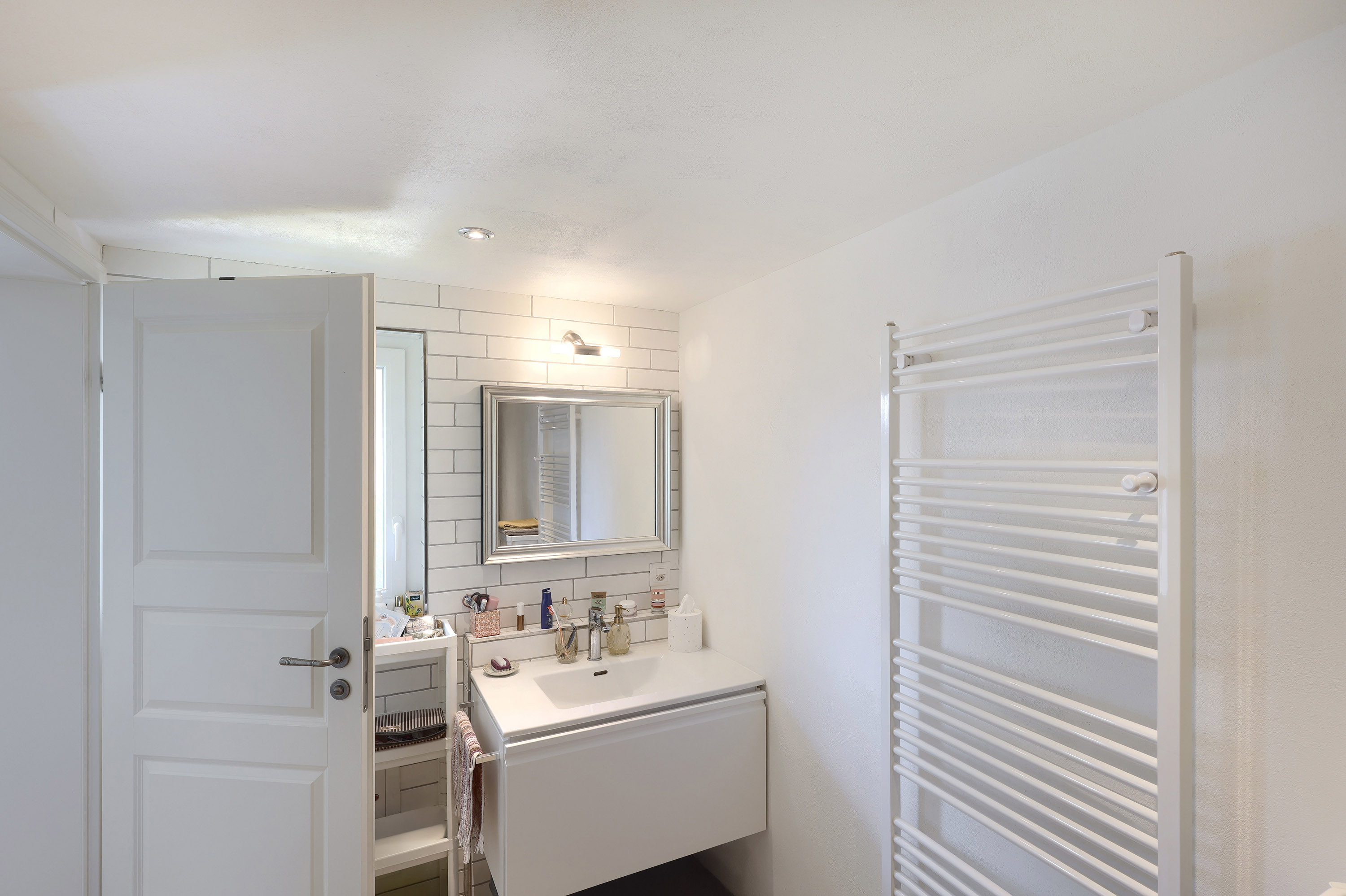 Modernes Badezimmer mit weißer Ausstattung