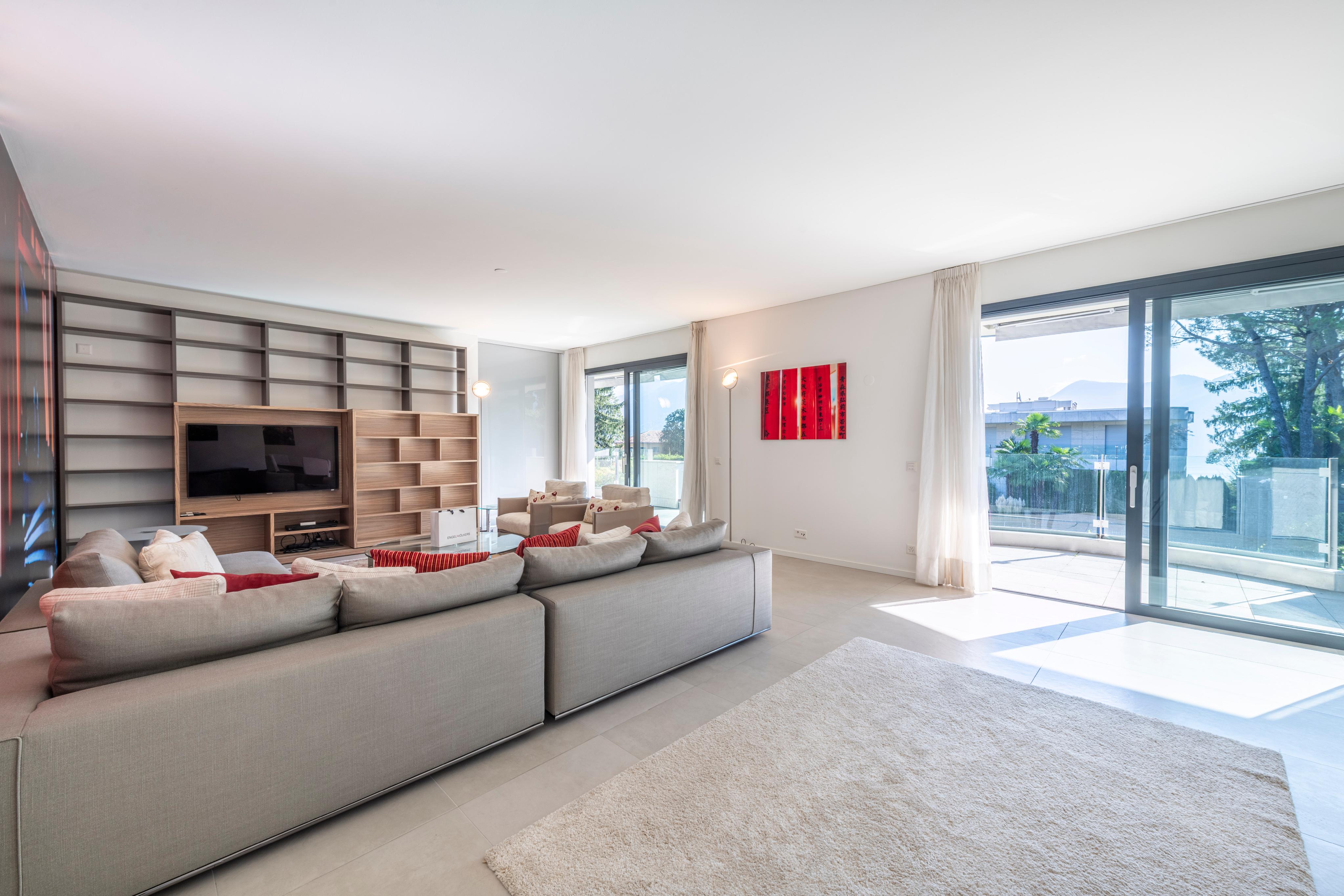 Helles, modernes Wohnzimmer mit großer Fensterfront