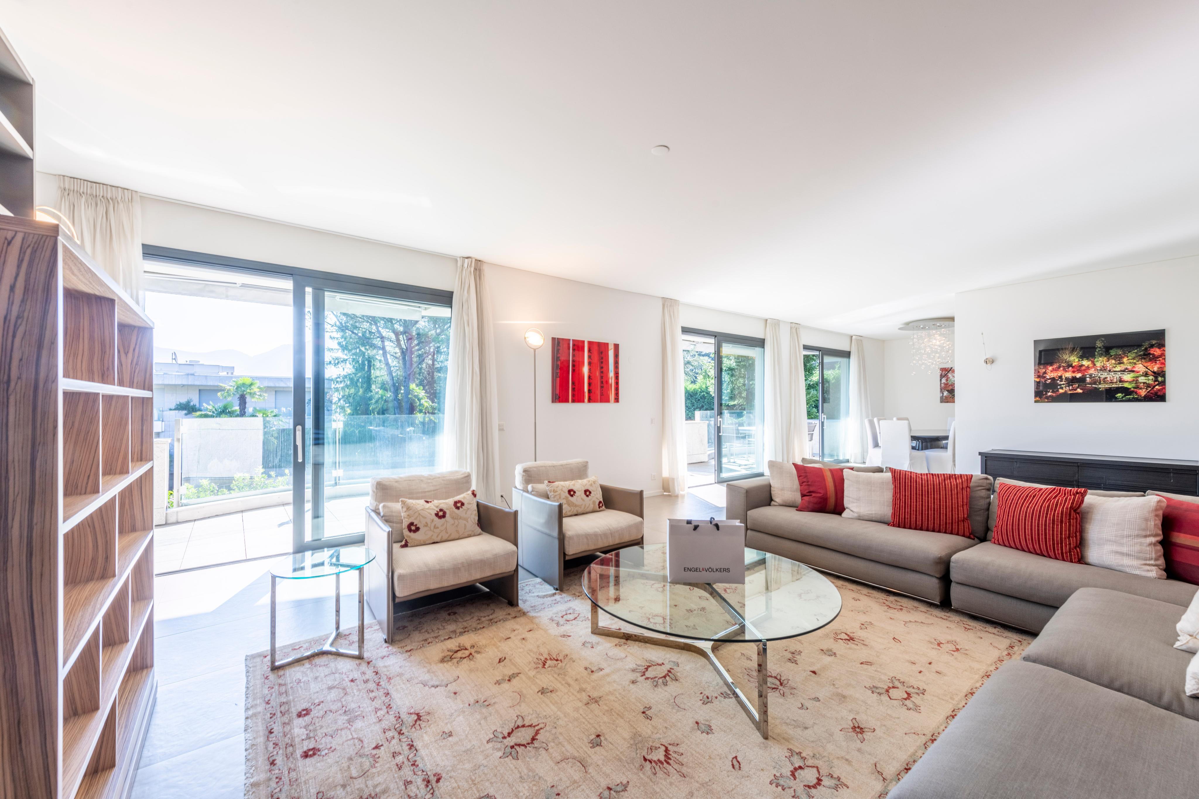Helles Wohnzimmer mit großer Fensterfront