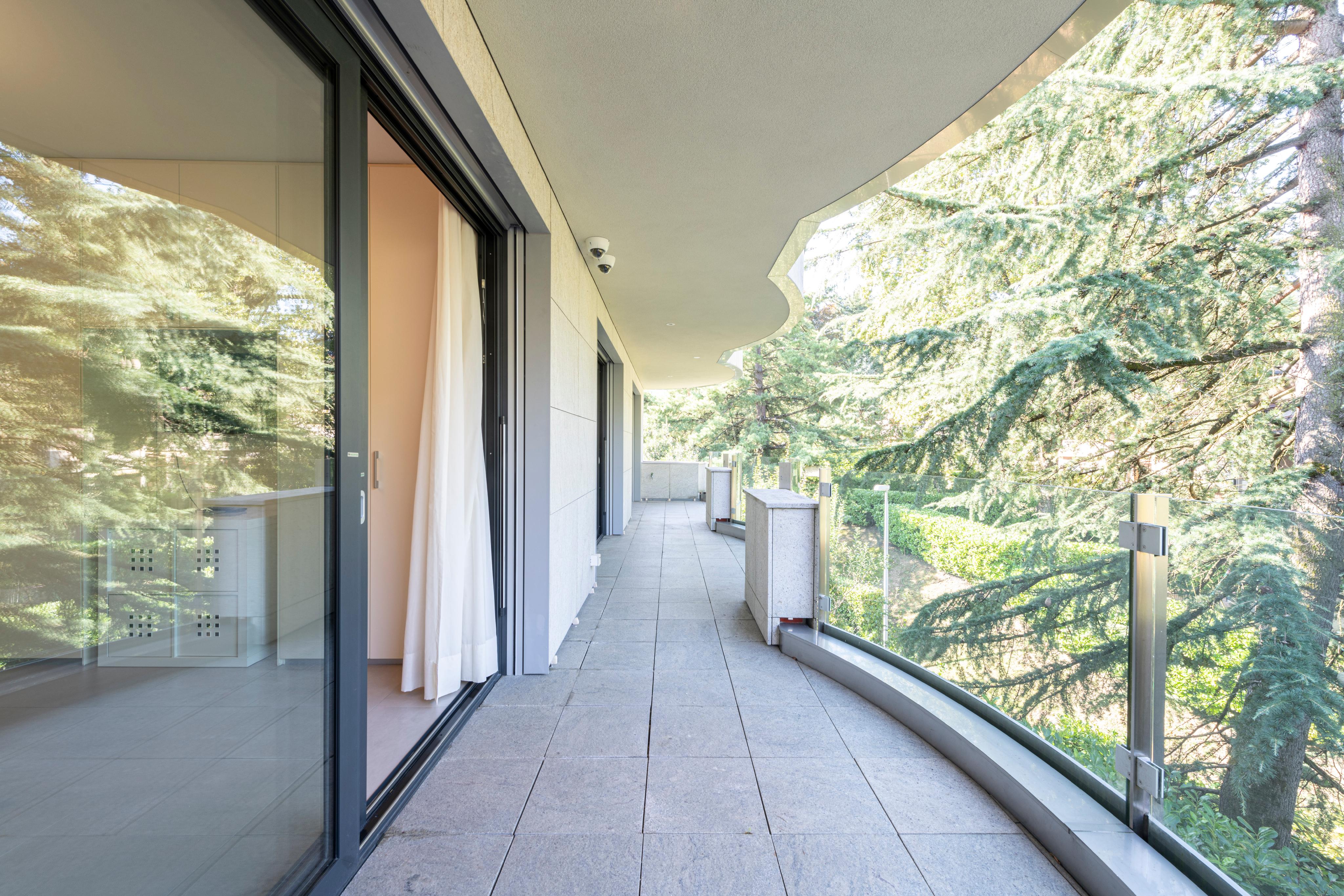 Balkon mit Glasgeländer