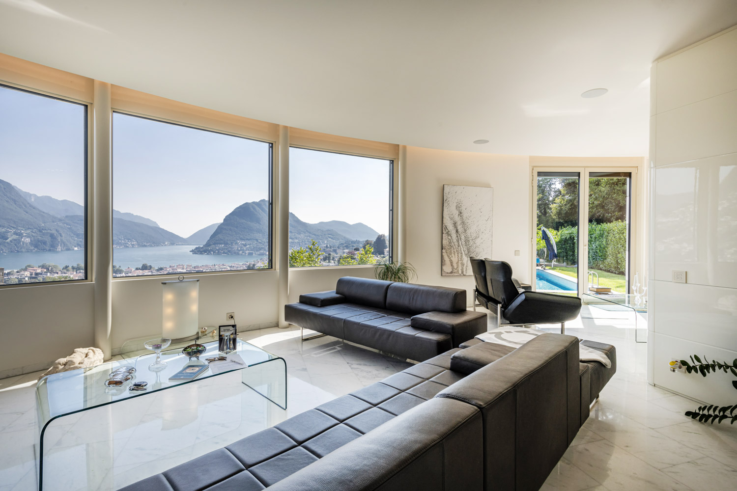 Modernes Wohnzimmer mit Seeblick