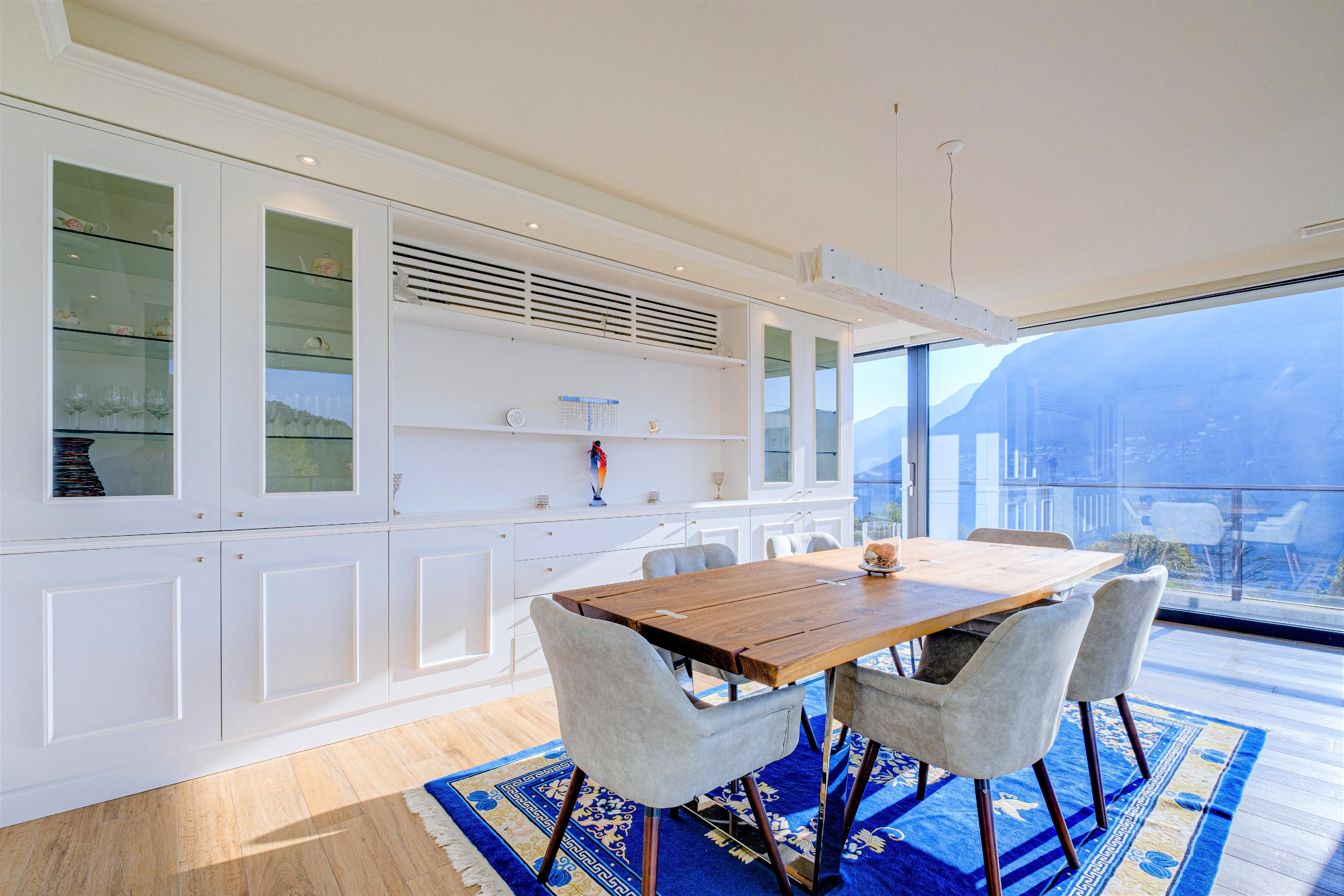 Helles Esszimmer mit Seeblick
