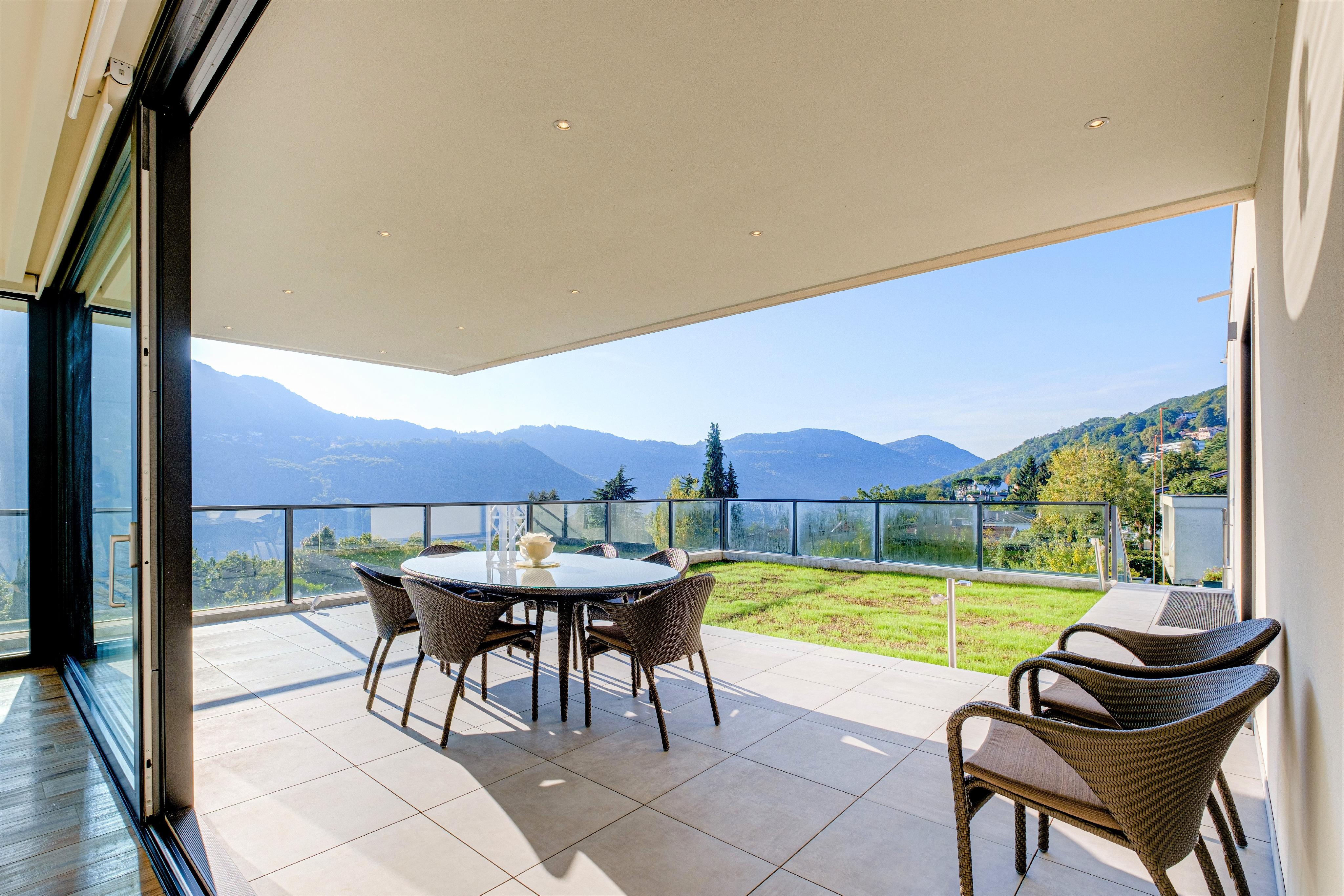 Große überdachte Terrasse mit Panoramablick