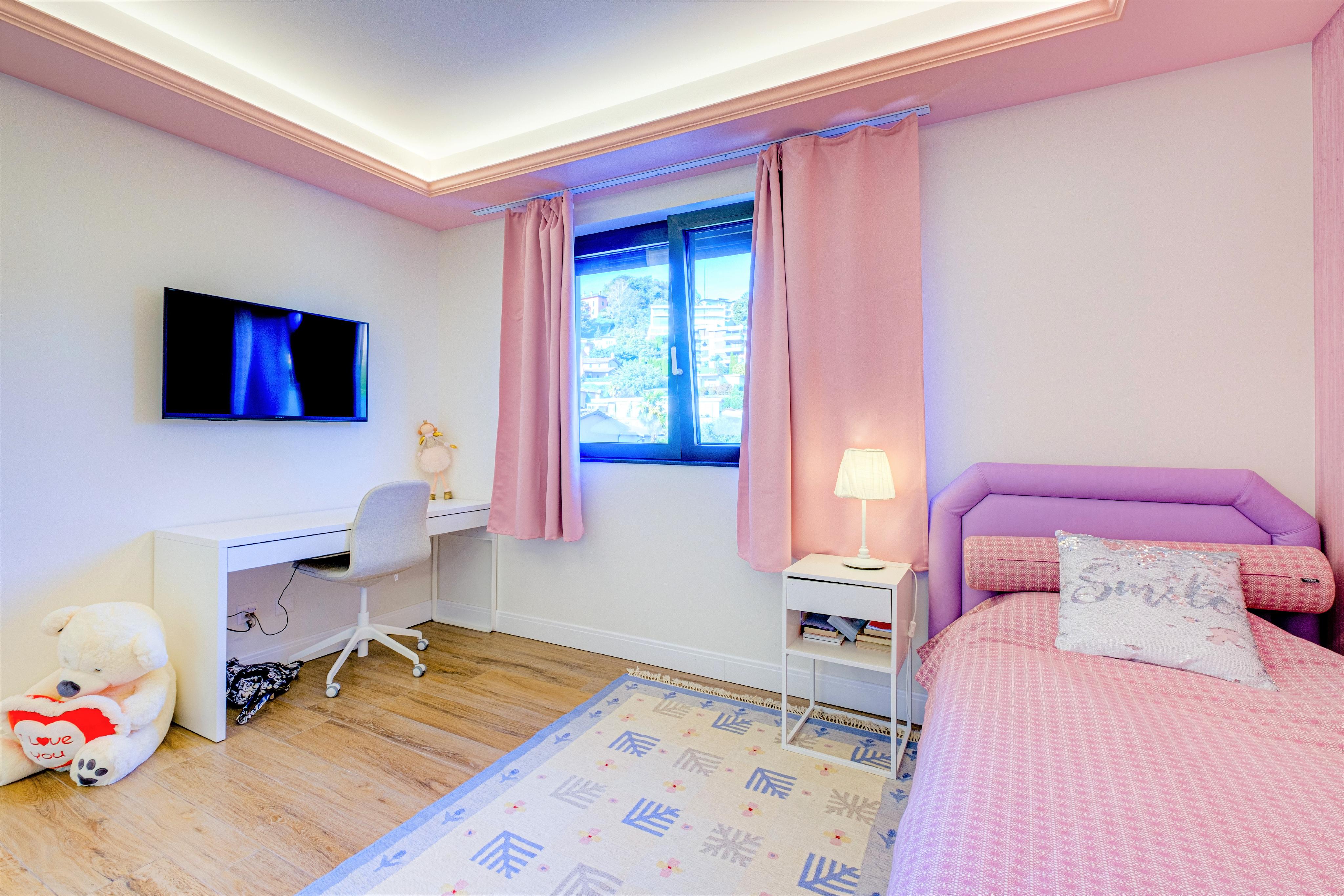 Hell eingerichtetes Schlafzimmer in Pastelltönen
