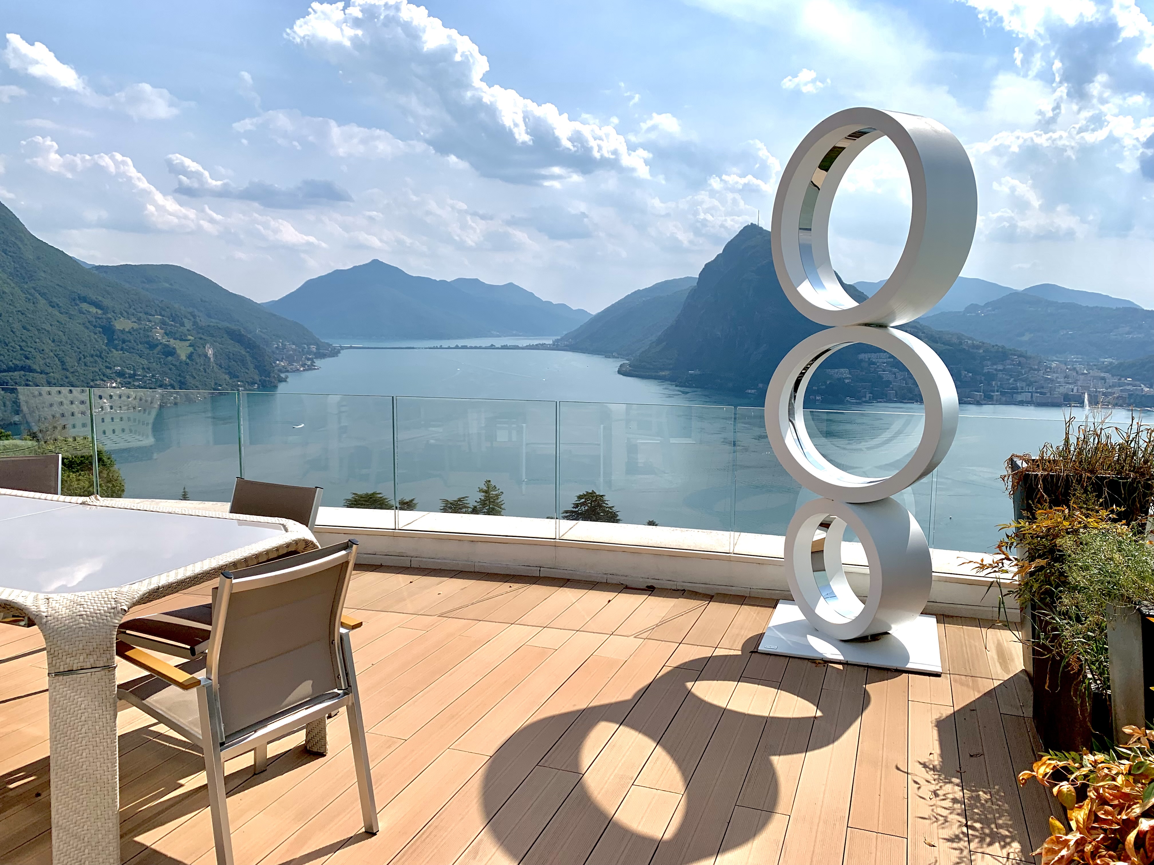 Luxuriöse Seeterrasse mit Panoramaausblick