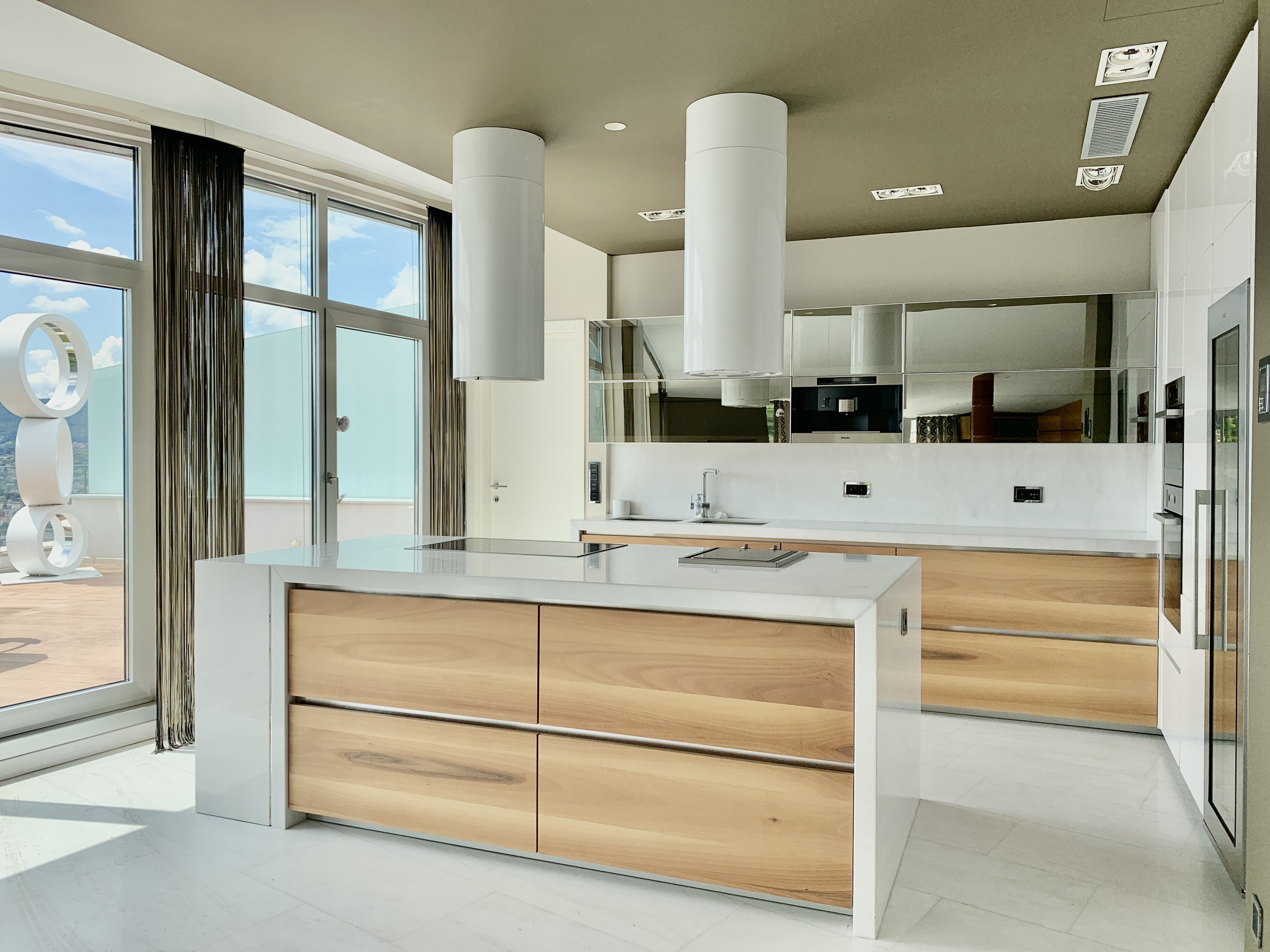 Luxuriöse Design-Küche mit Insel und Panoramafenstern