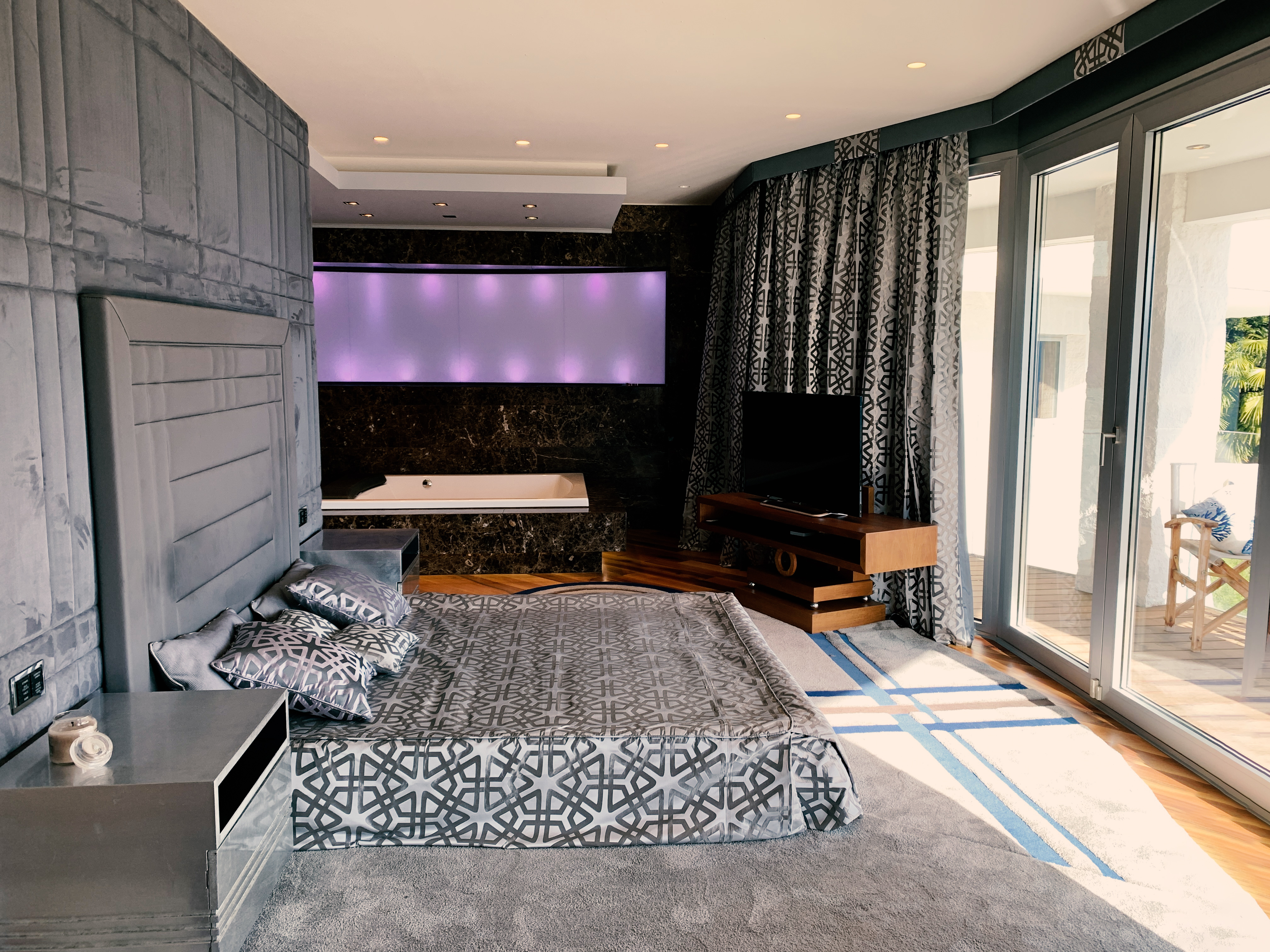 Modernes Schlafzimmer mit luxuriösem Interior