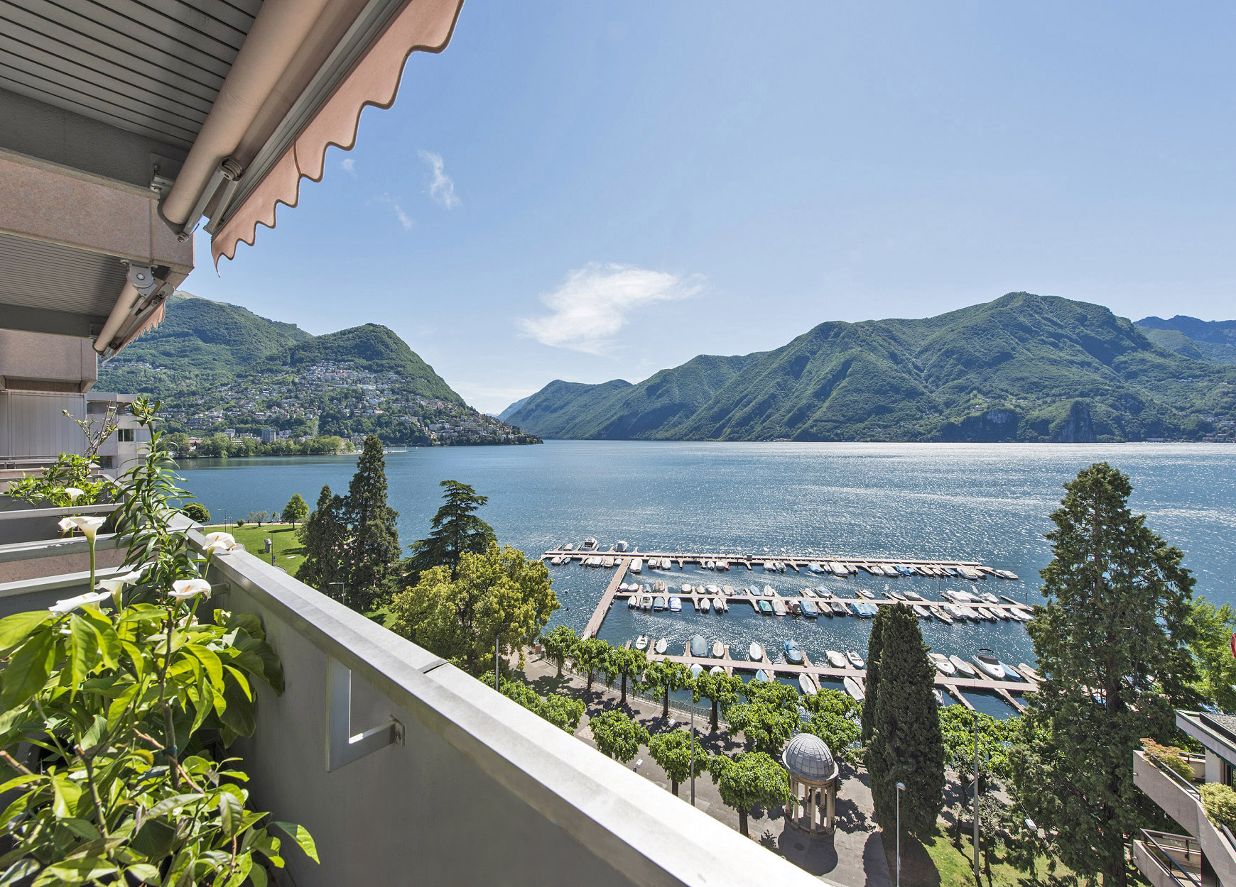 Balkon mit Seeblick und Bergpanorama