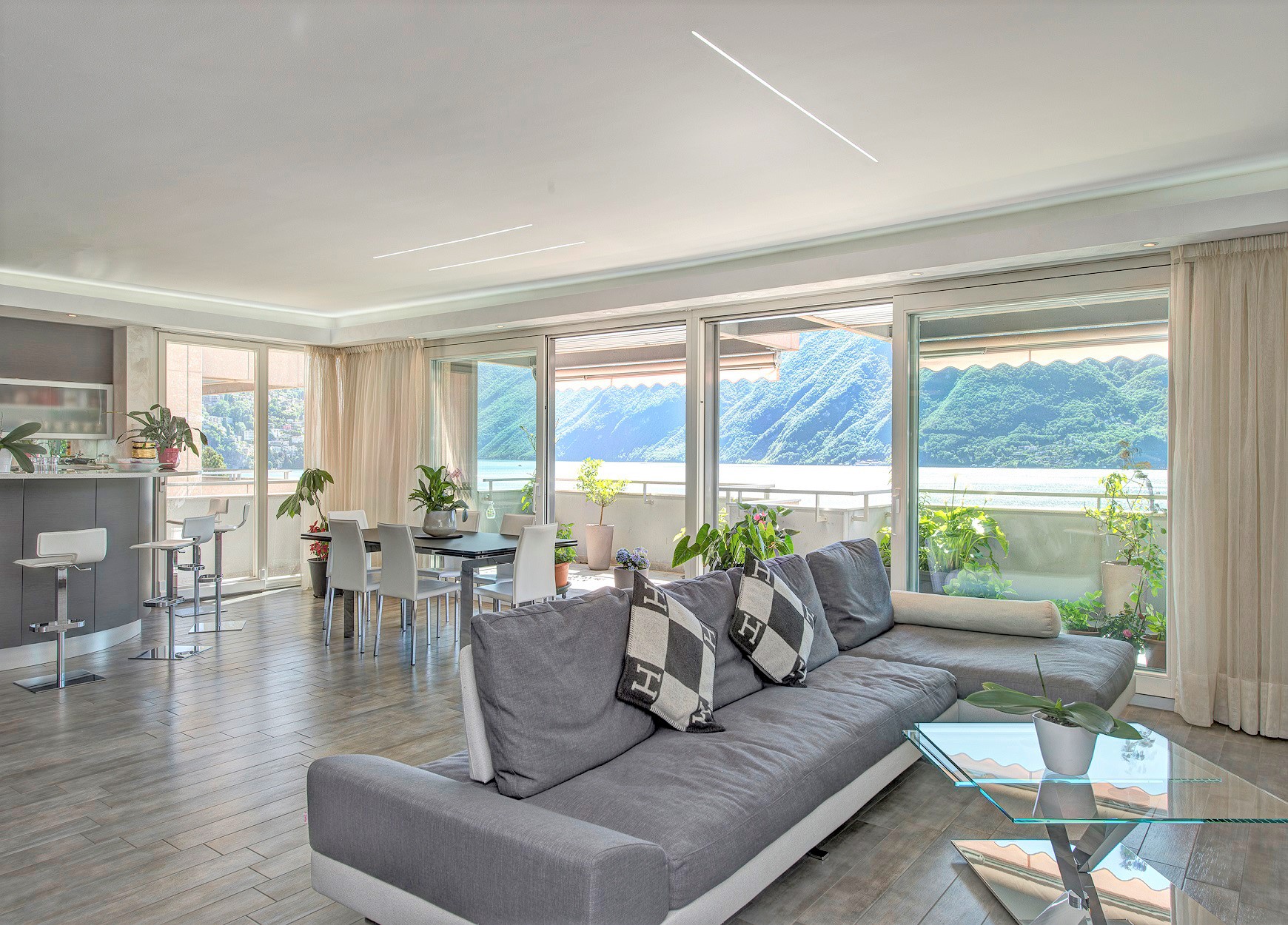 Offener Wohn- und Essbereich mit Seeblick