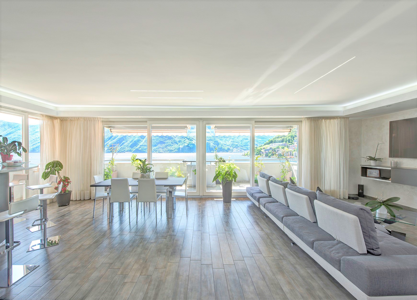 Helles Wohnzimmer mit Seeblick