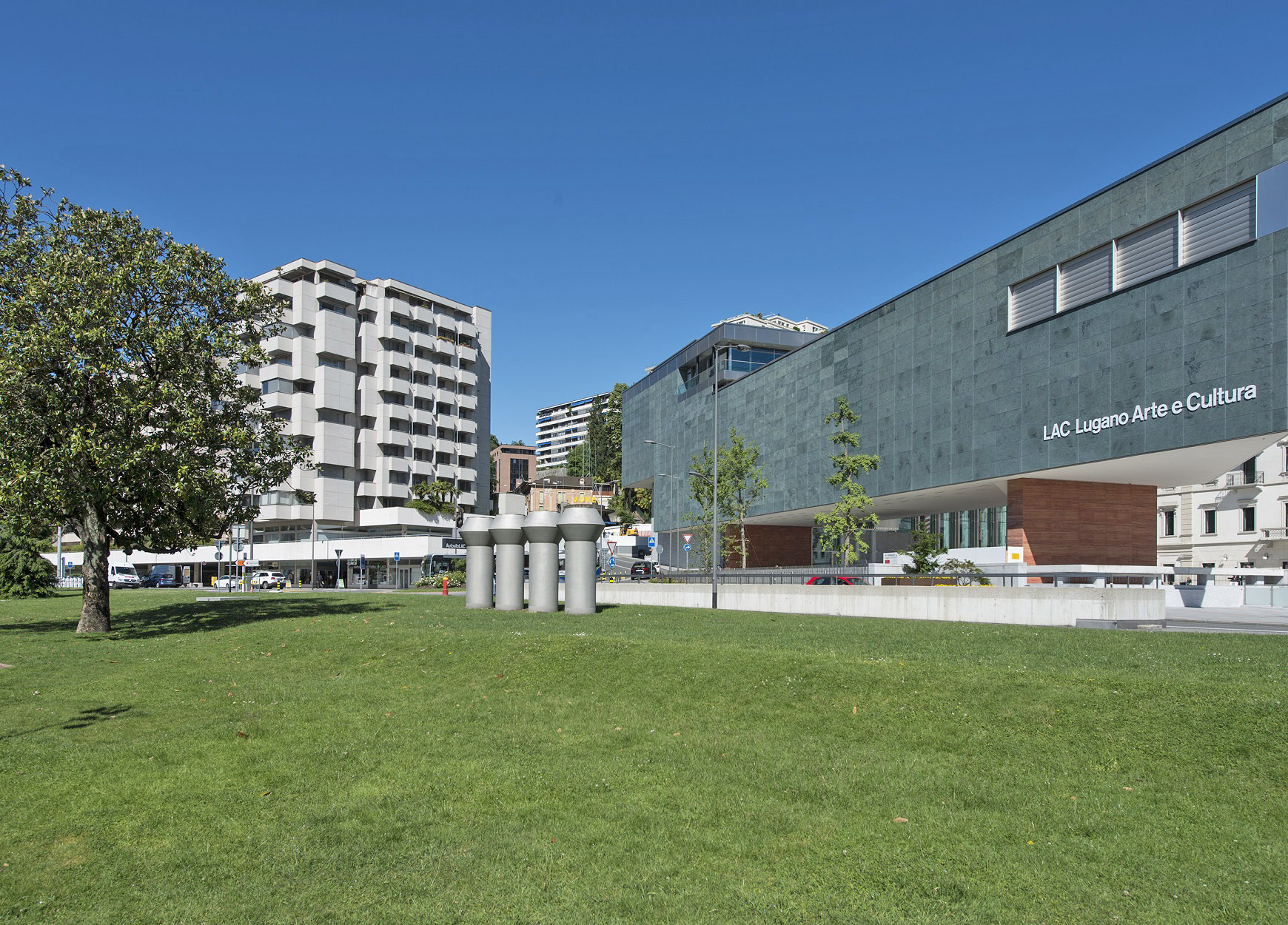 Städtische Außenansicht mit Kulturgebäude