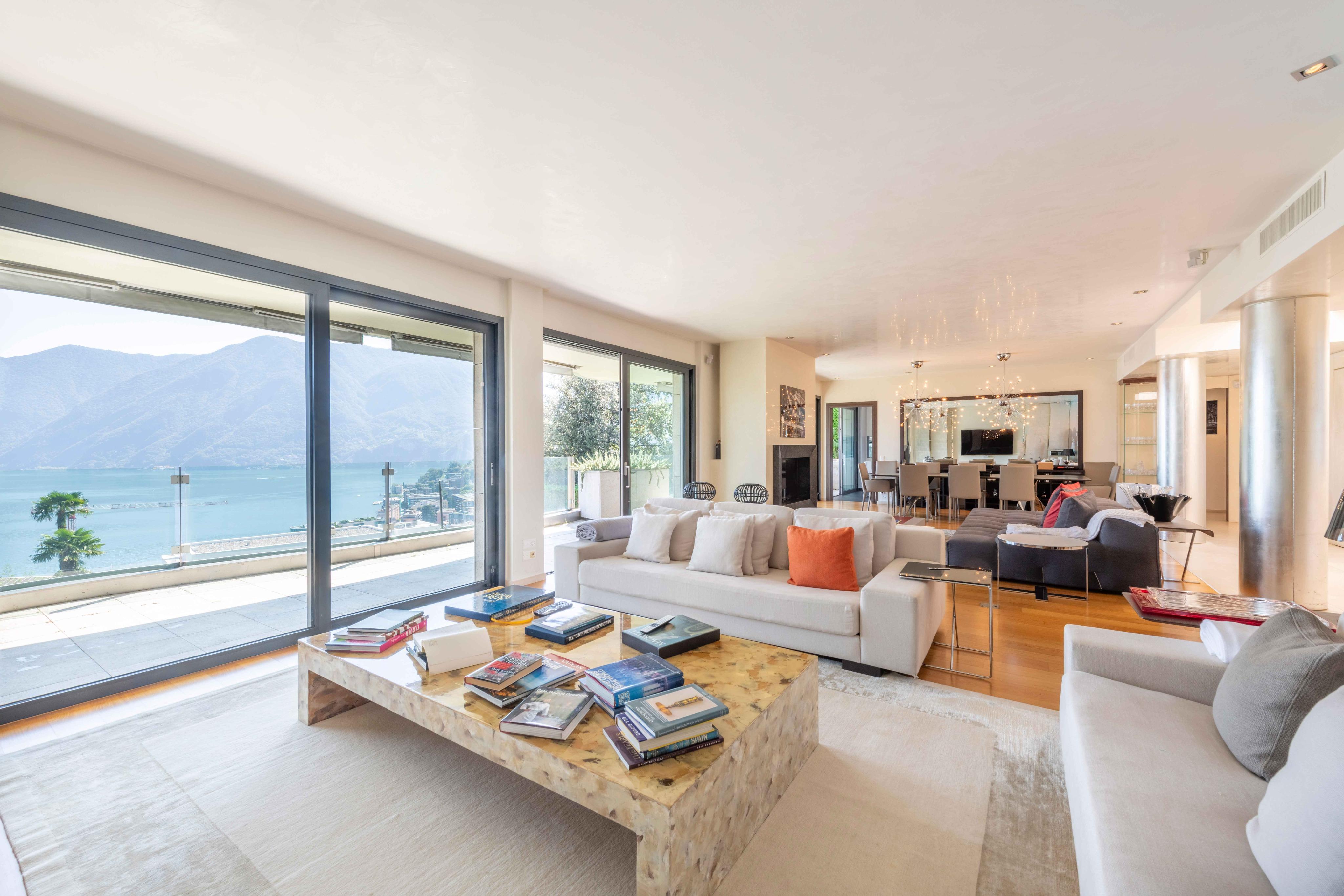 Großzügiges modernes Wohnzimmer mit Seeblick