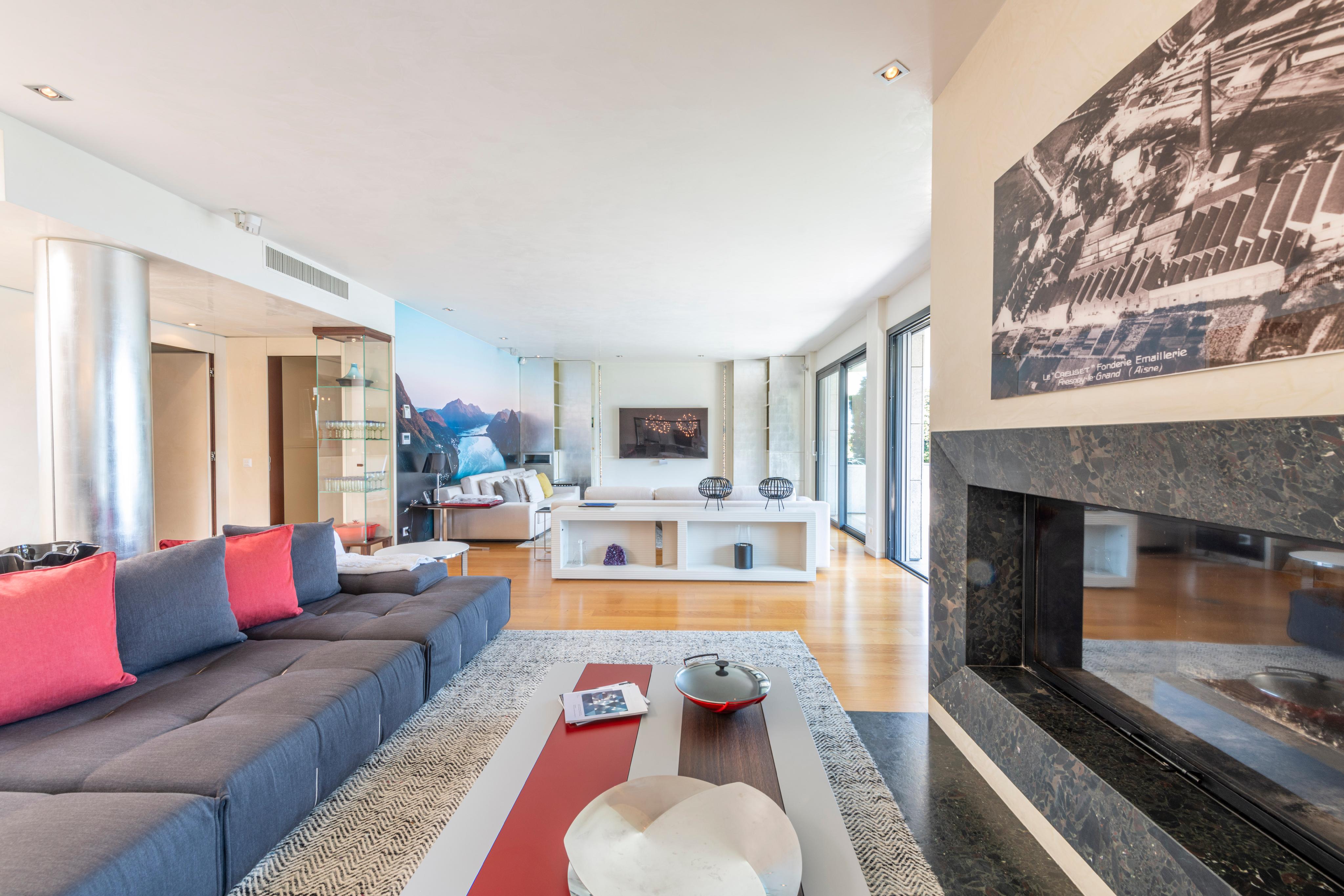Modernes Wohnzimmer mit Kamin und Panorama-Fenstern