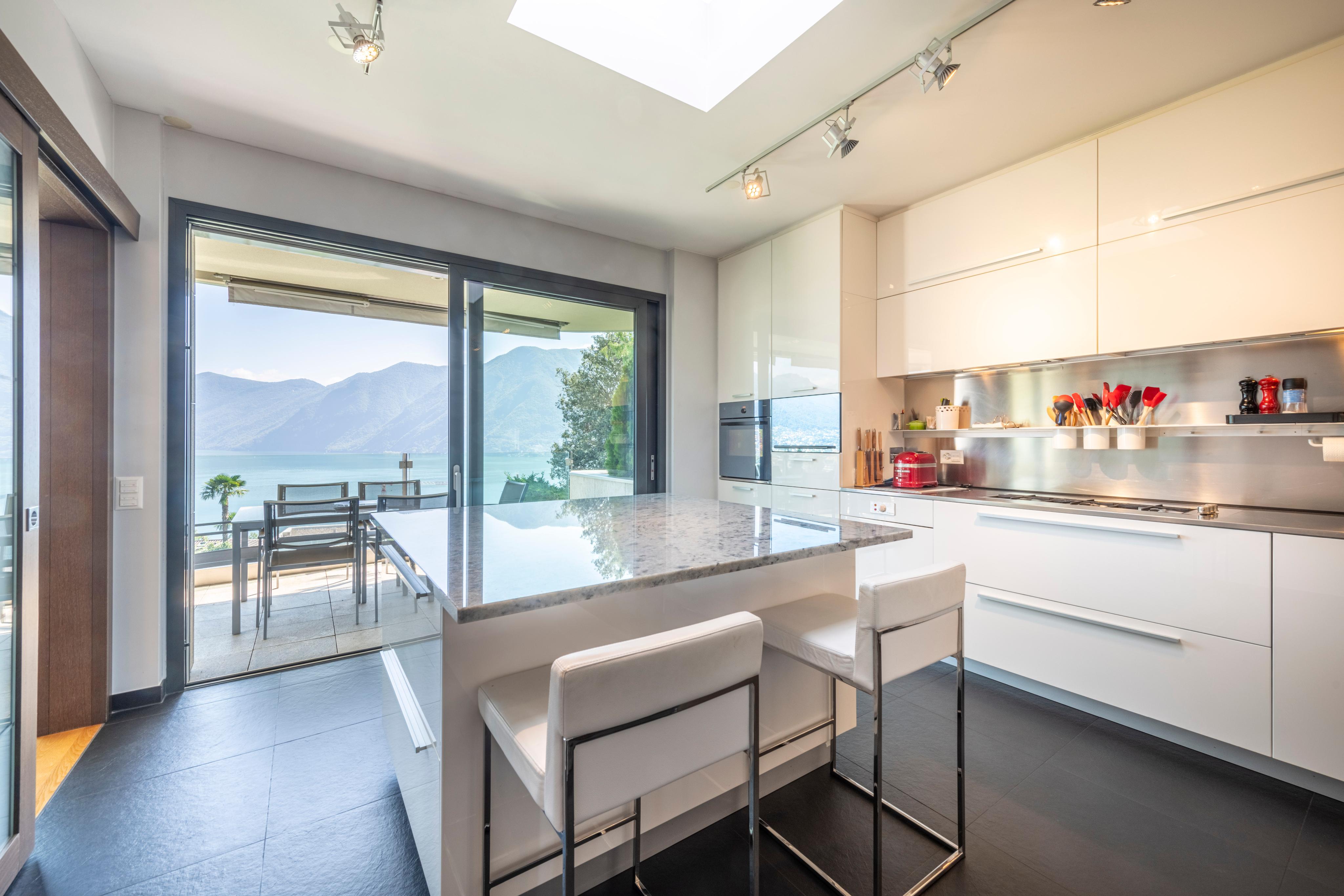 Moderne Küche mit Seeblick