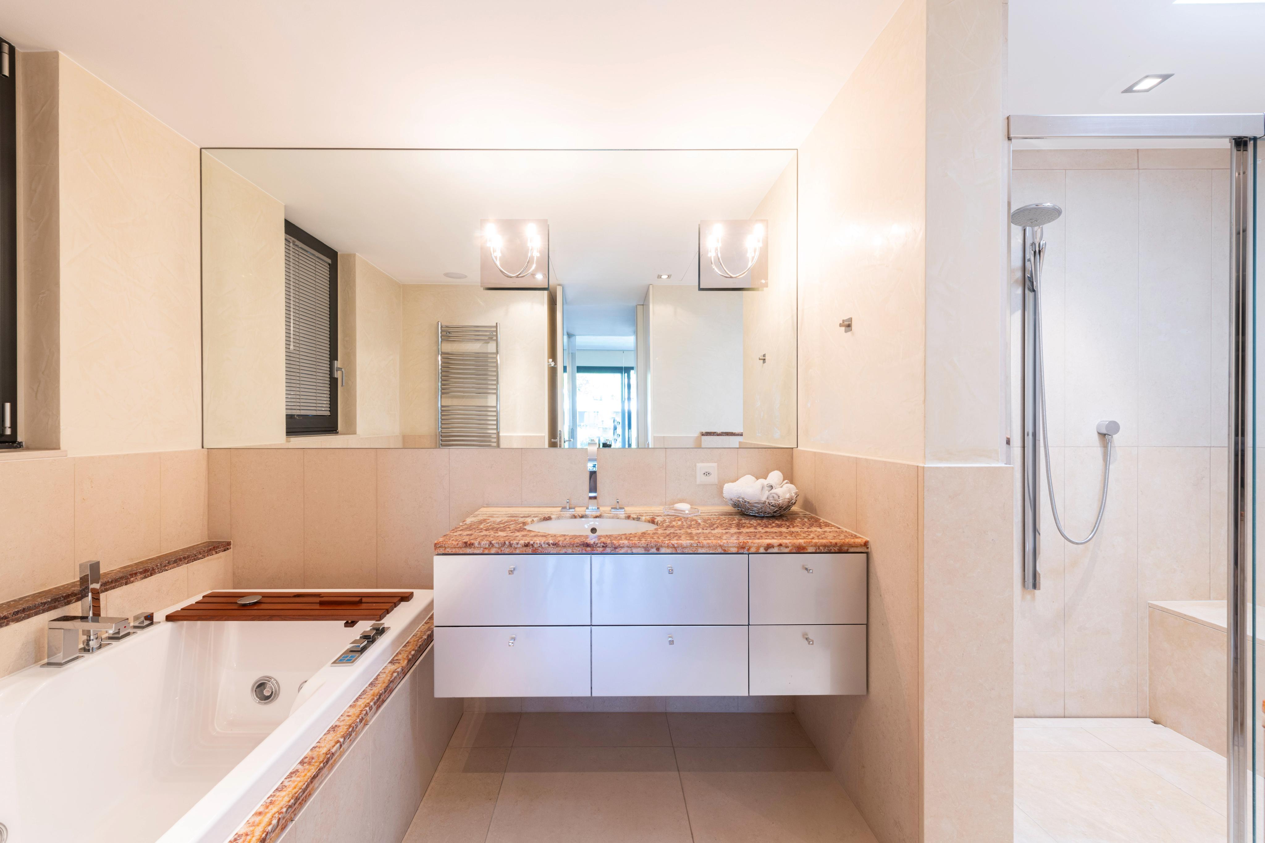 Modernes Badezimmer mit Doppelwaschtisch und Badewanne