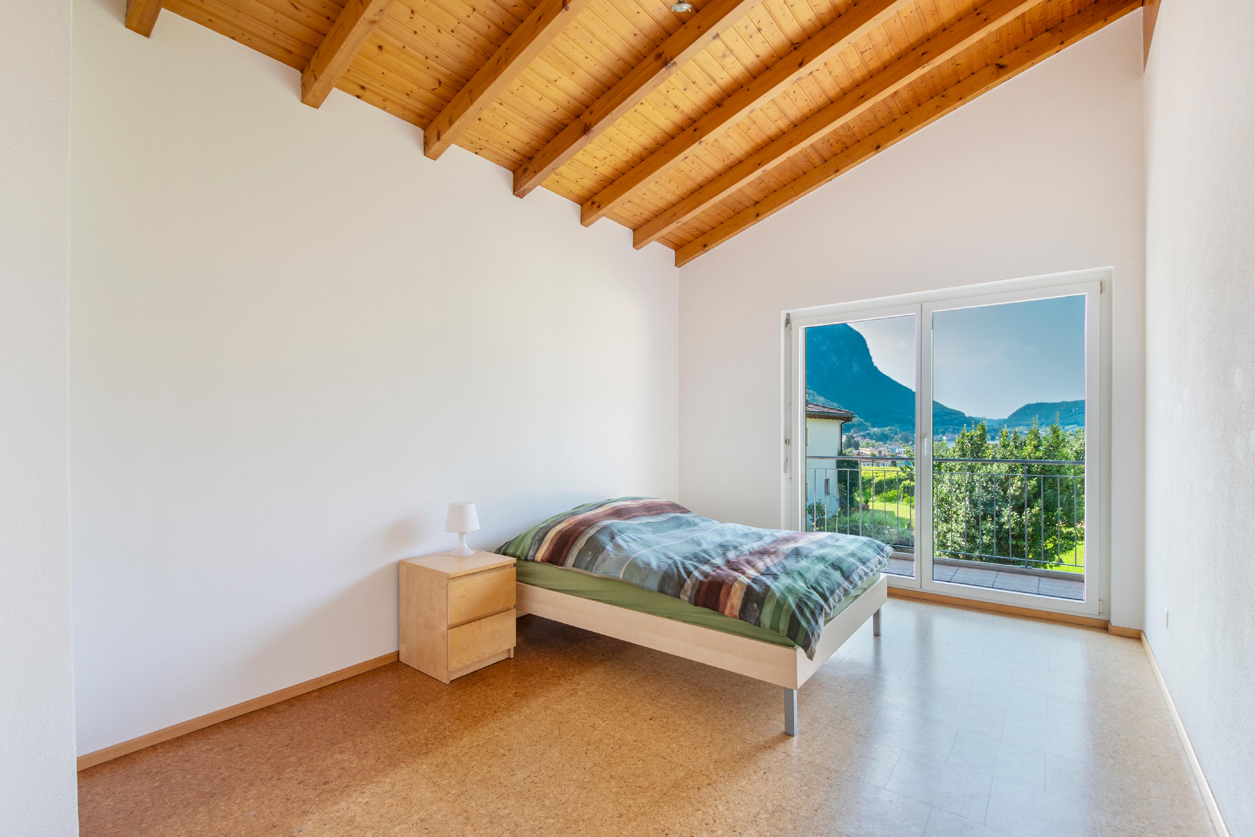 Helles Schlafzimmer mit Bergblick