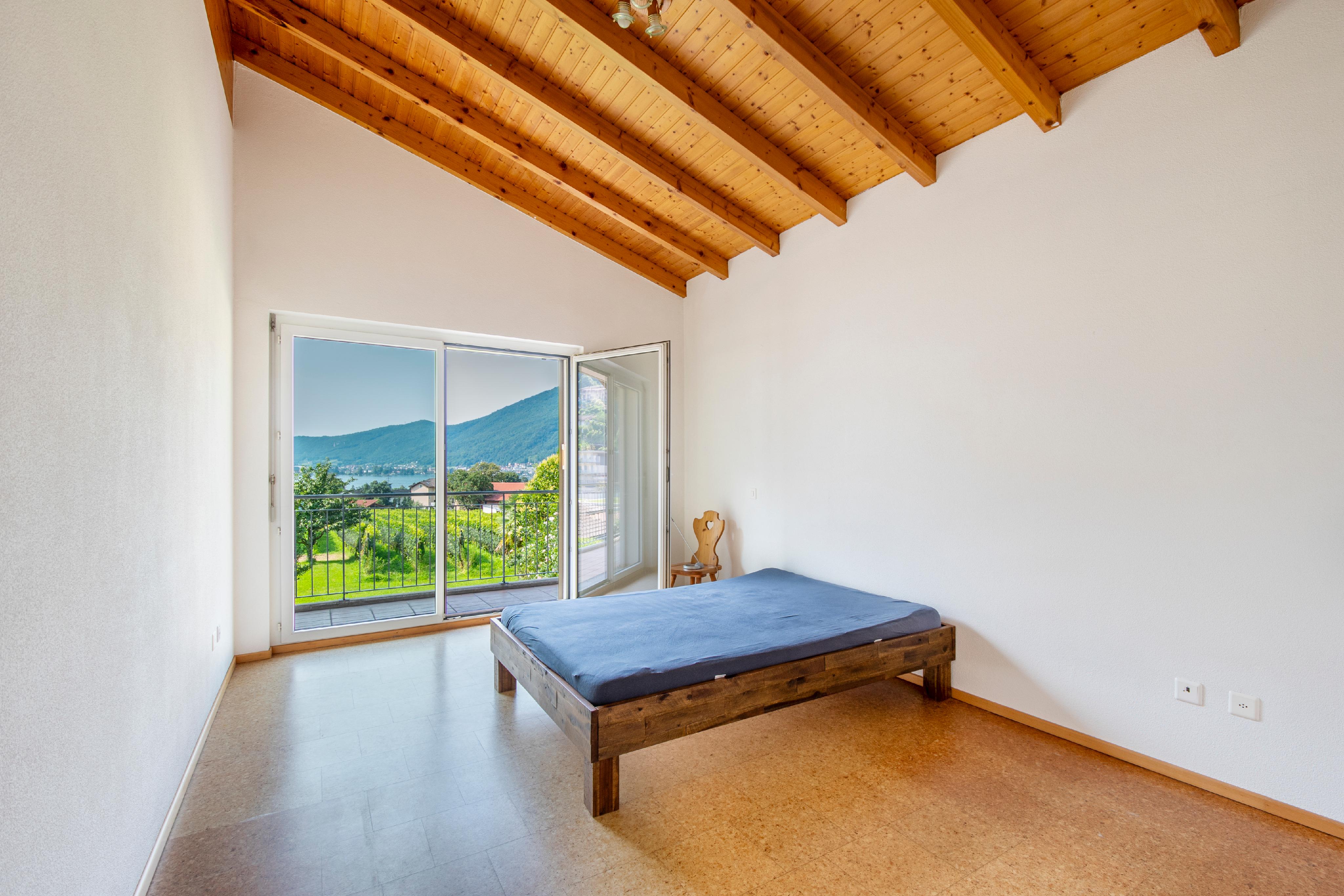 Helles Schlafzimmer mit Balkonblick