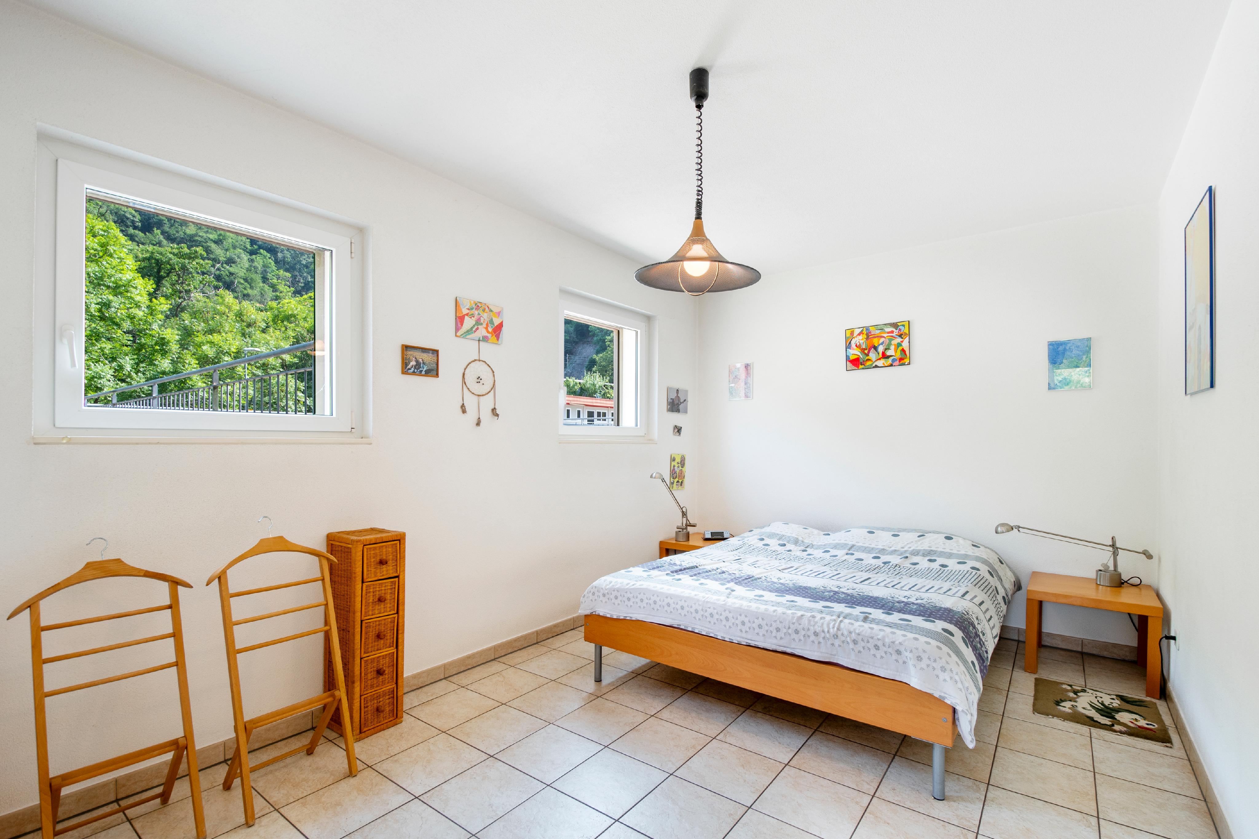 Helles Schlafzimmer mit Bergblick