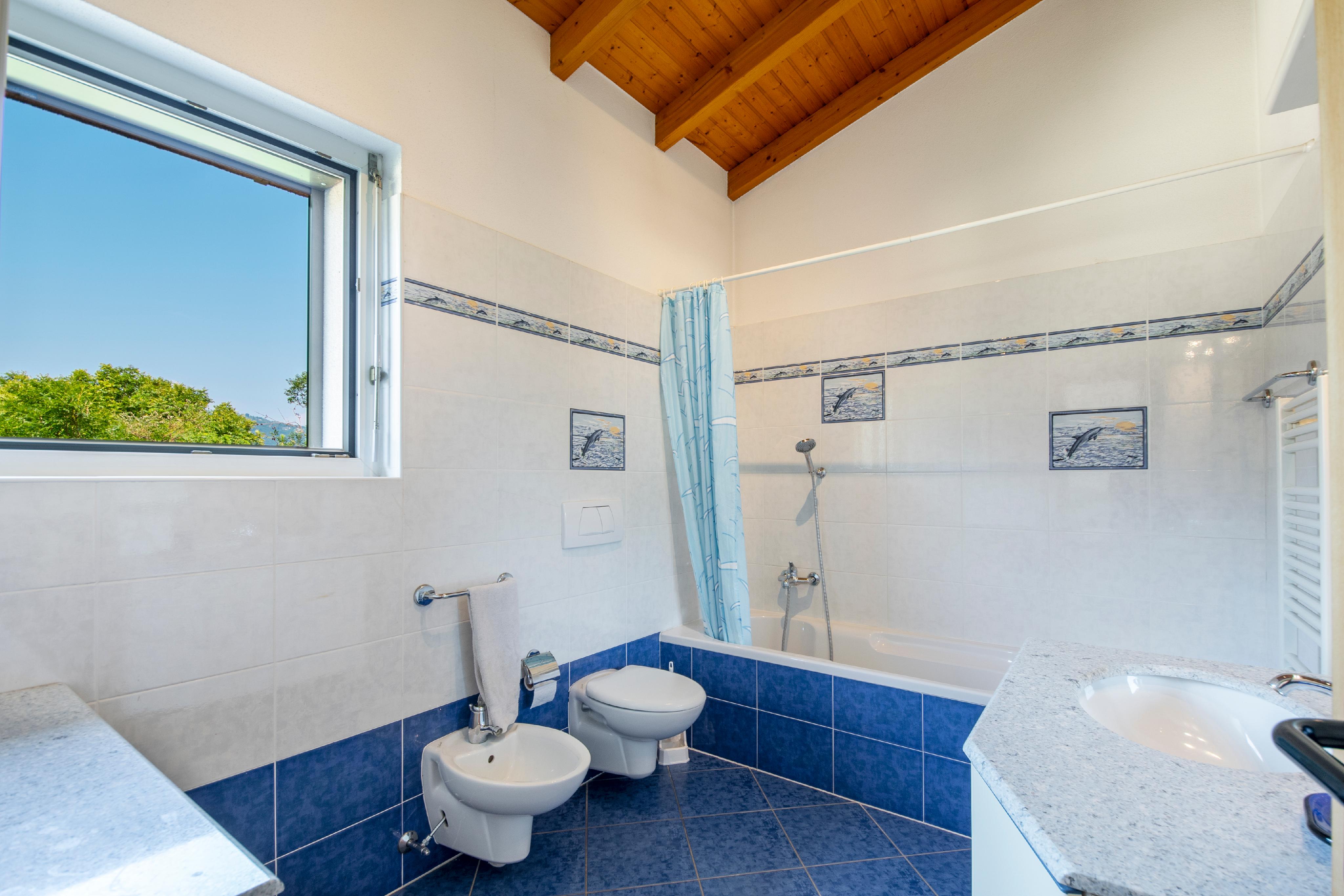 Badezimmer mit Dachschräge und Badewanne