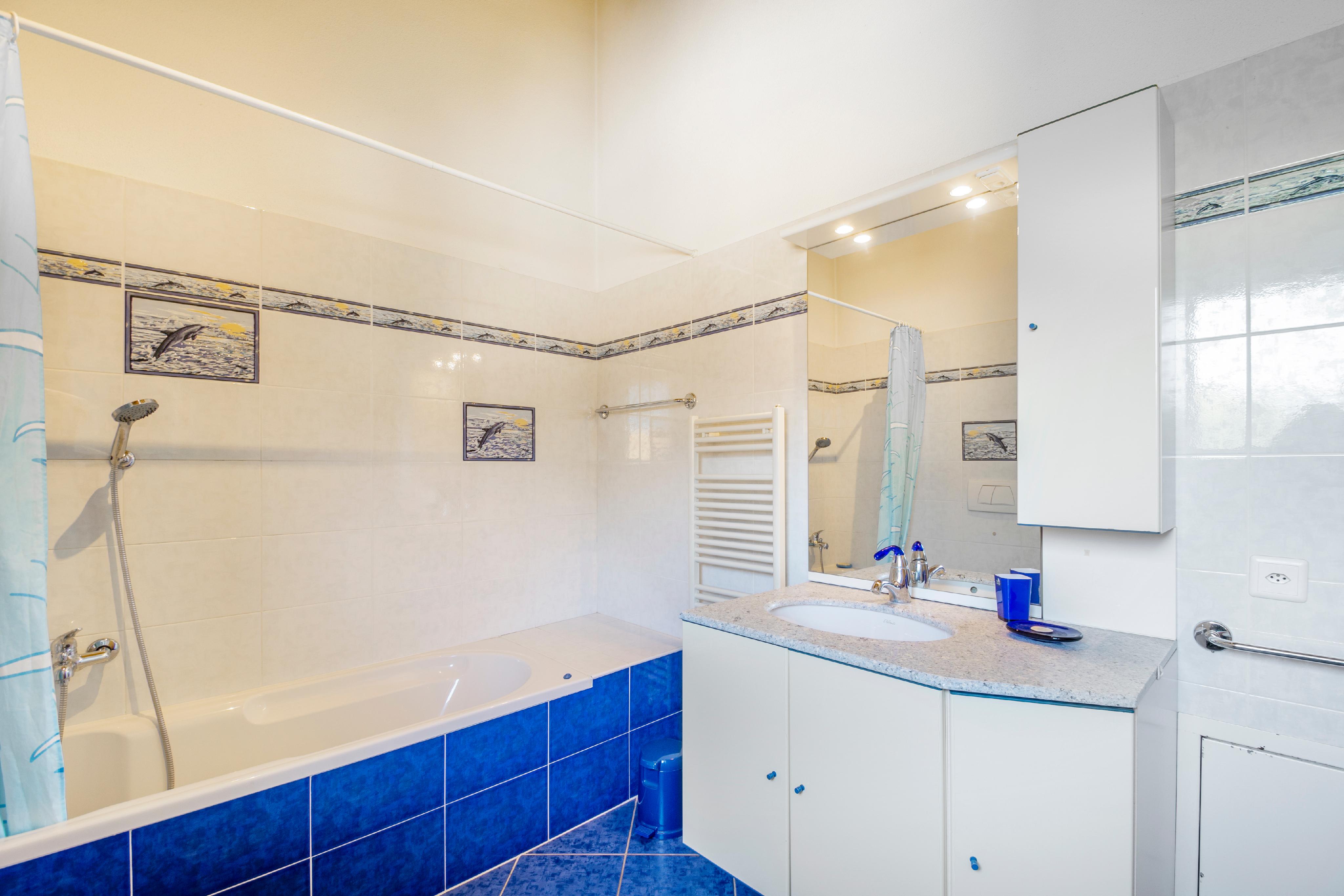 Helles Badezimmer mit Wanne und Waschtisch
