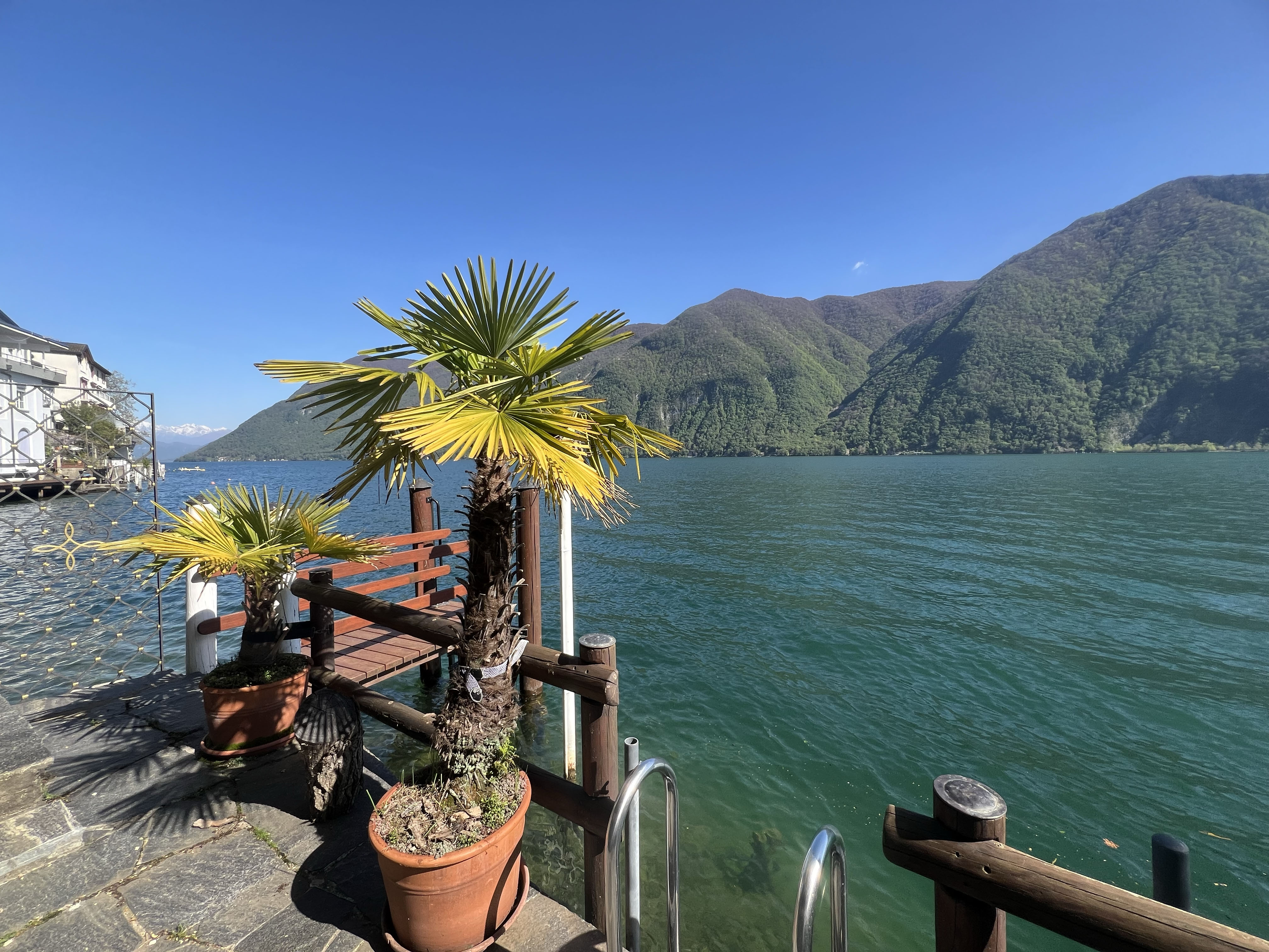 Seezugang mit Terrasse und Bergblick