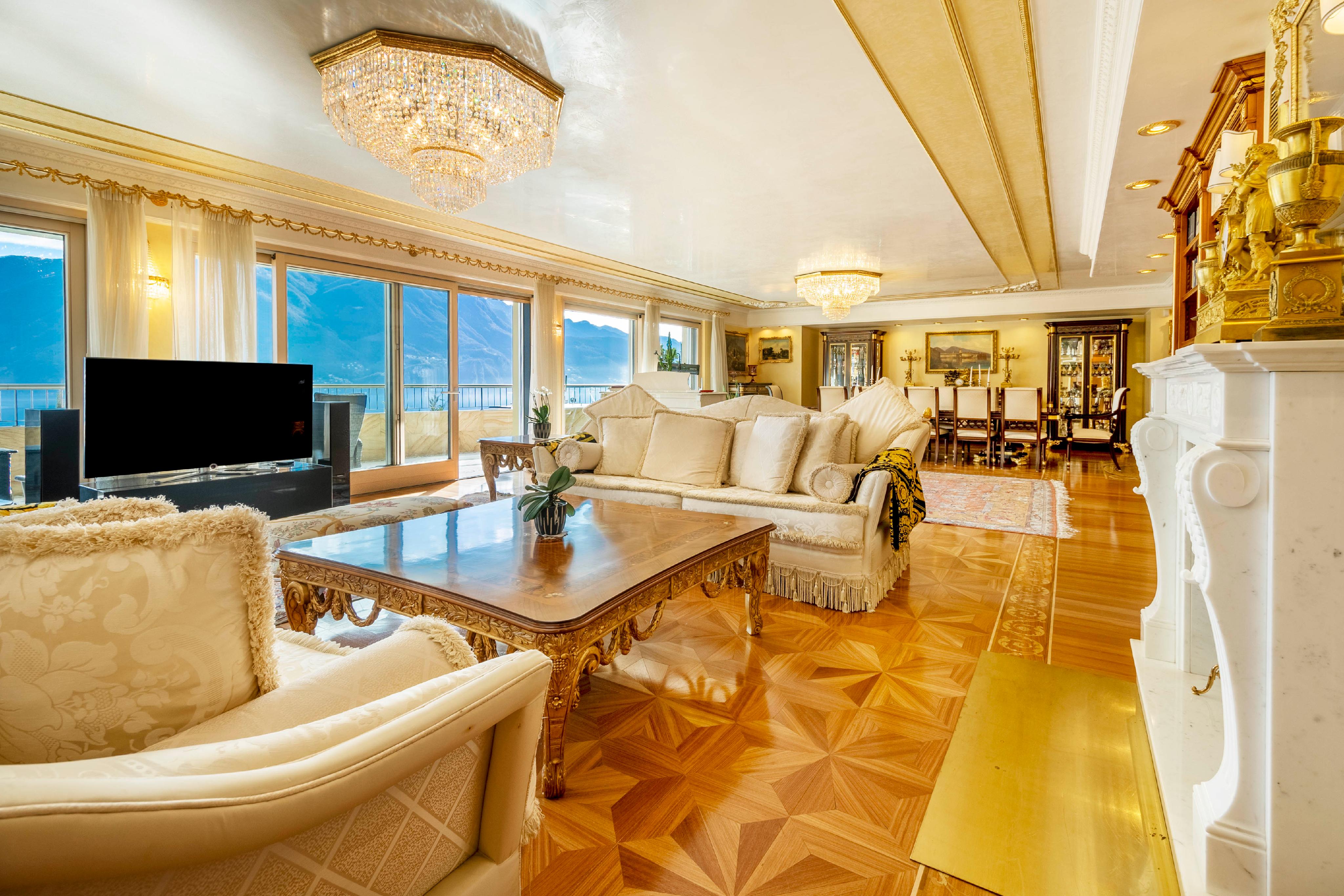 Luxuriöses Wohnzimmer mit Seeblick