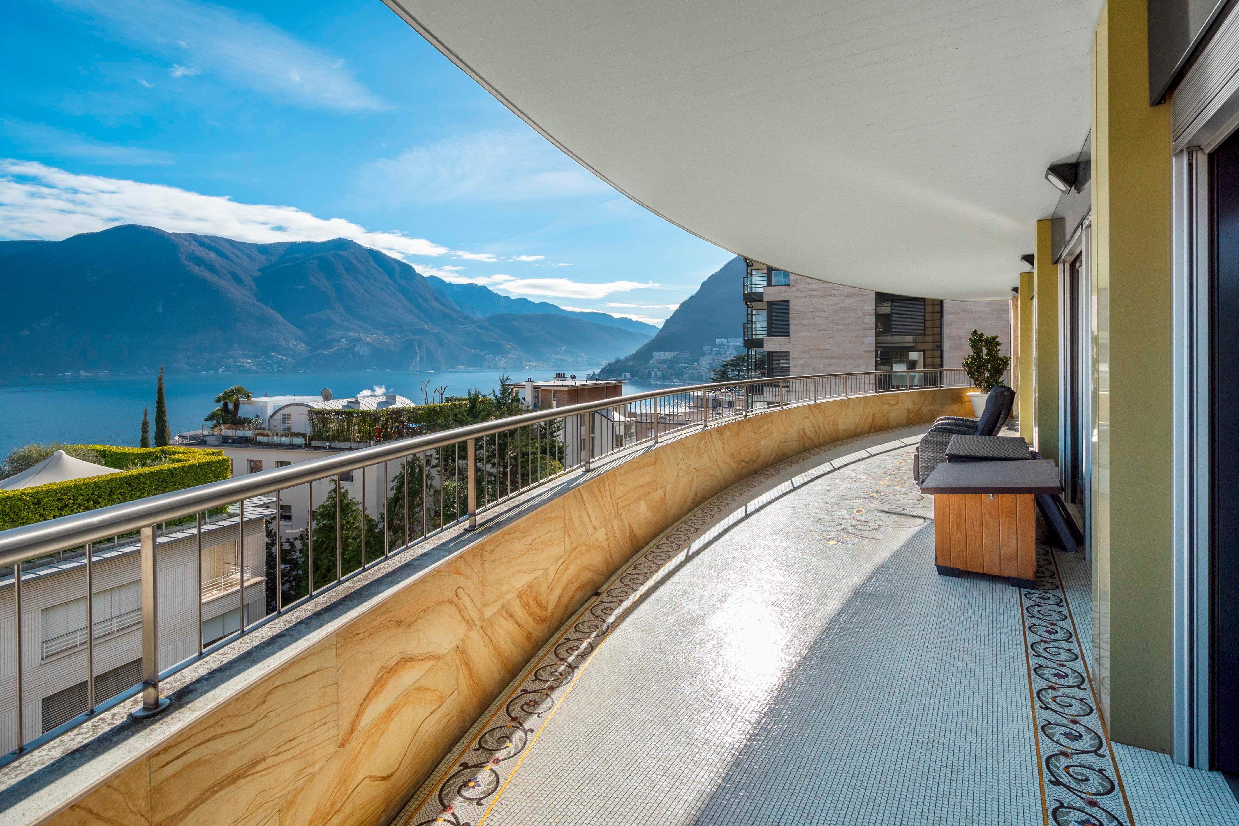 Balkon mit Seeblick und Bergpanorama