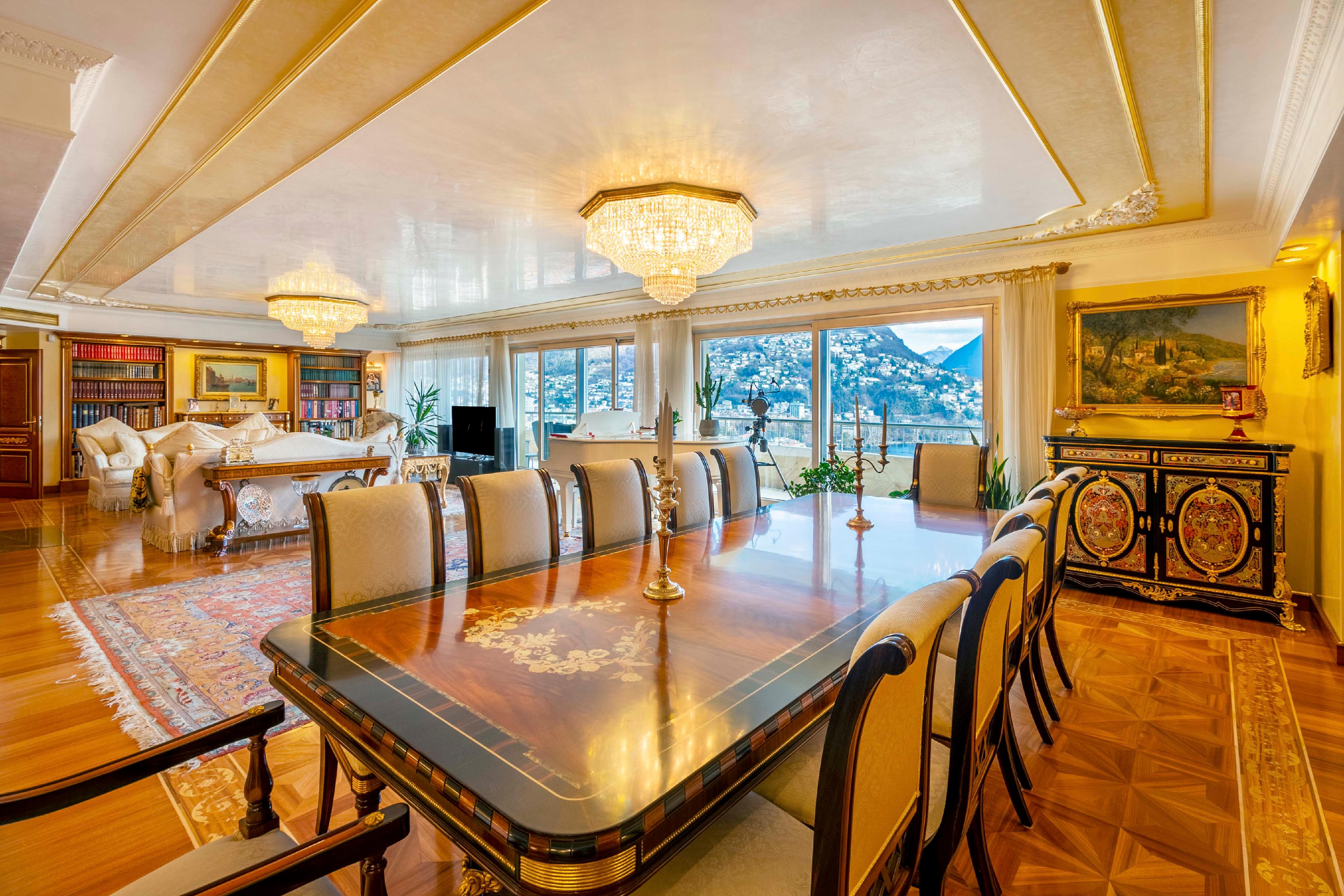 Luxuriöses Ess- und Wohninterieur mit Panoramablick