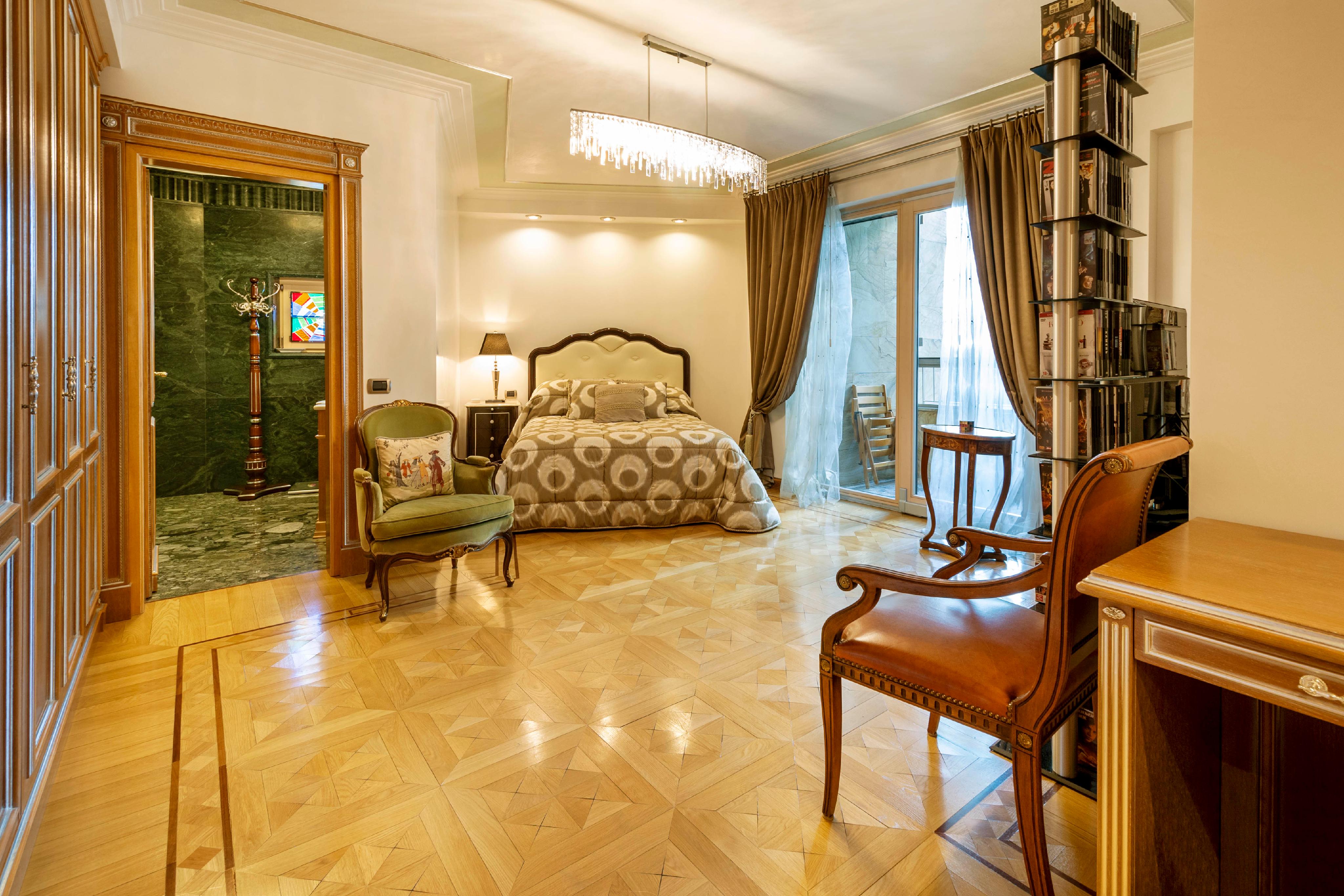Elegantes Schlafzimmer mit klassischer Einrichtung