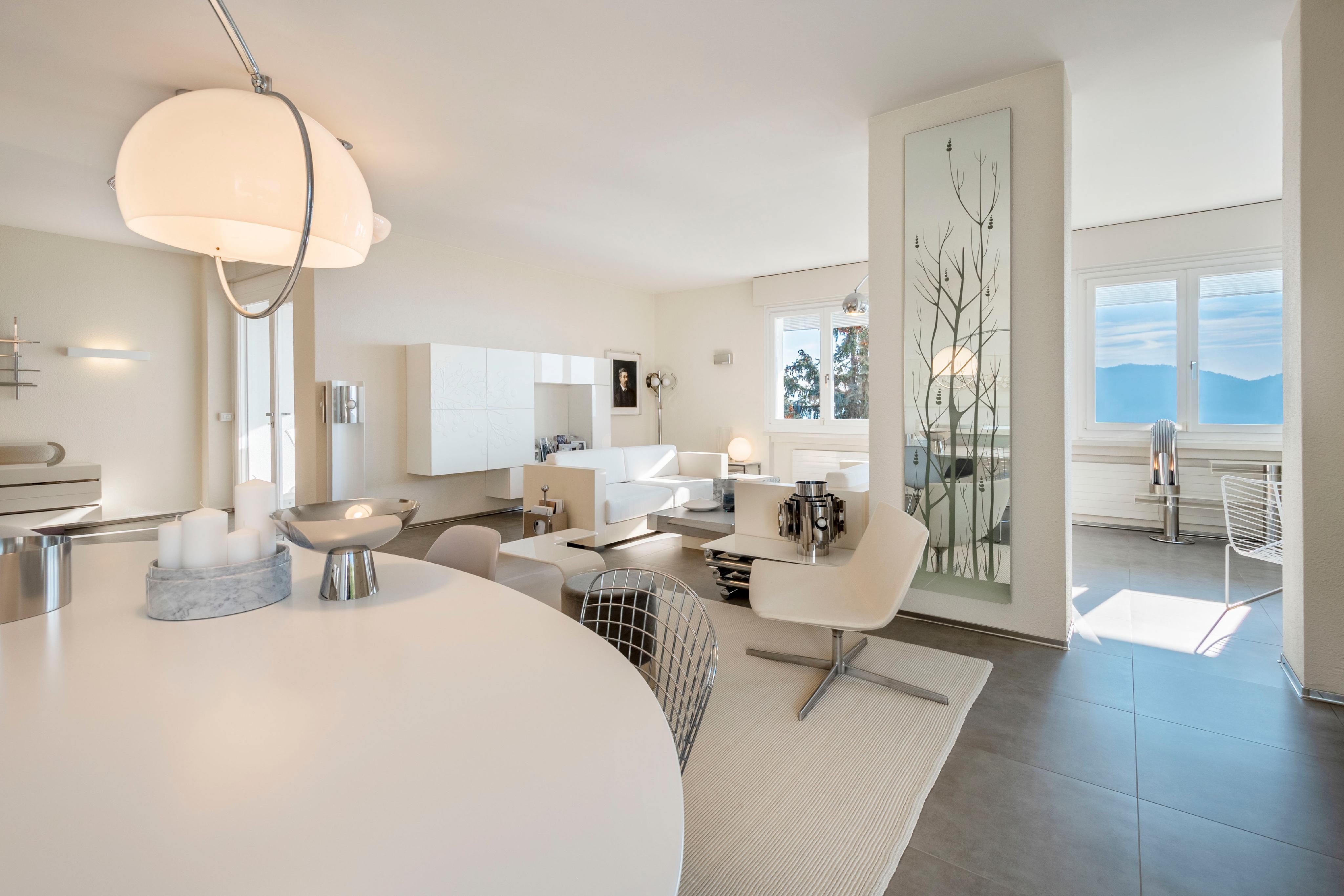 Modernes Wohn-Esszimmer mit Panoramablick
