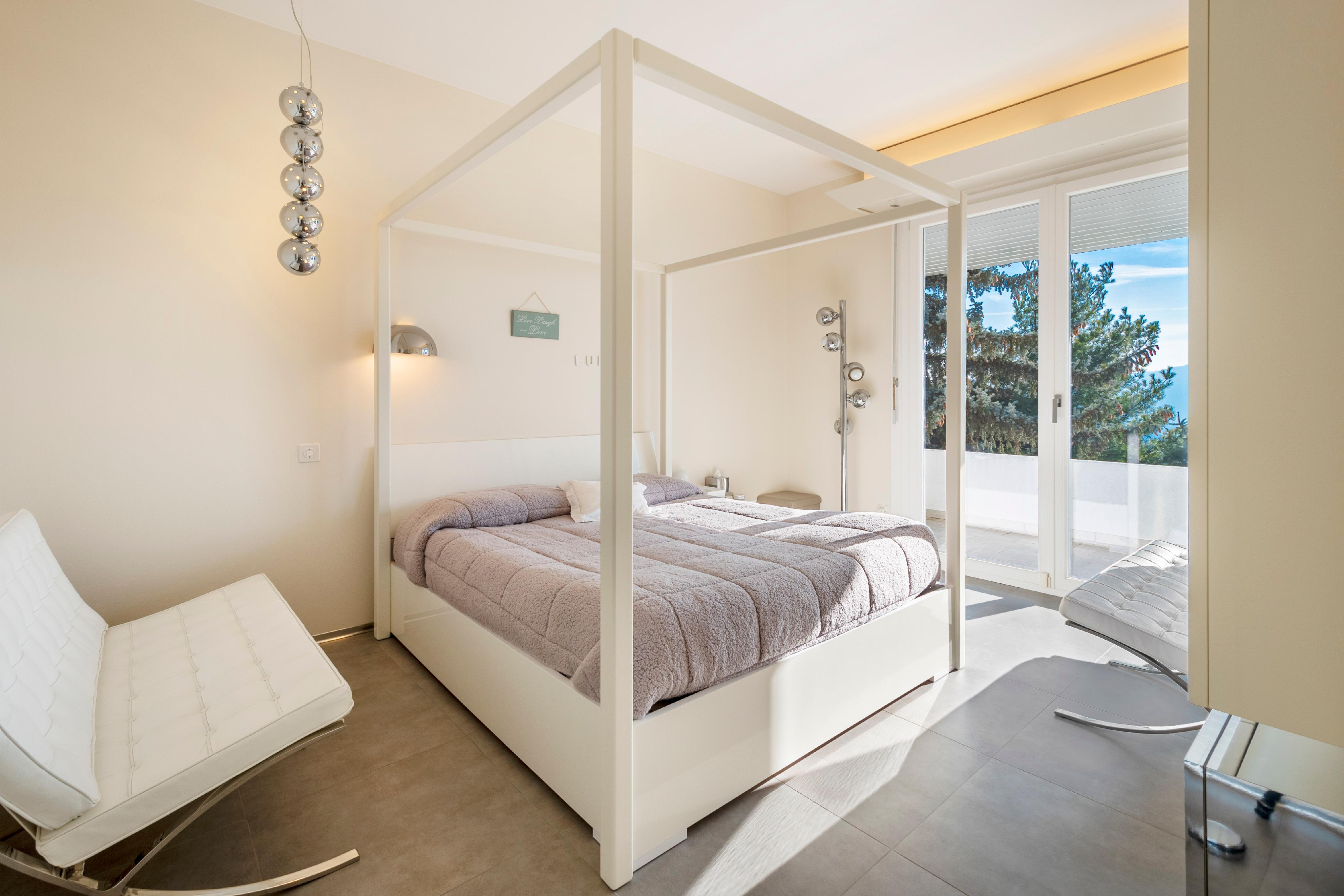 Helles Schlafzimmer mit Meerblick