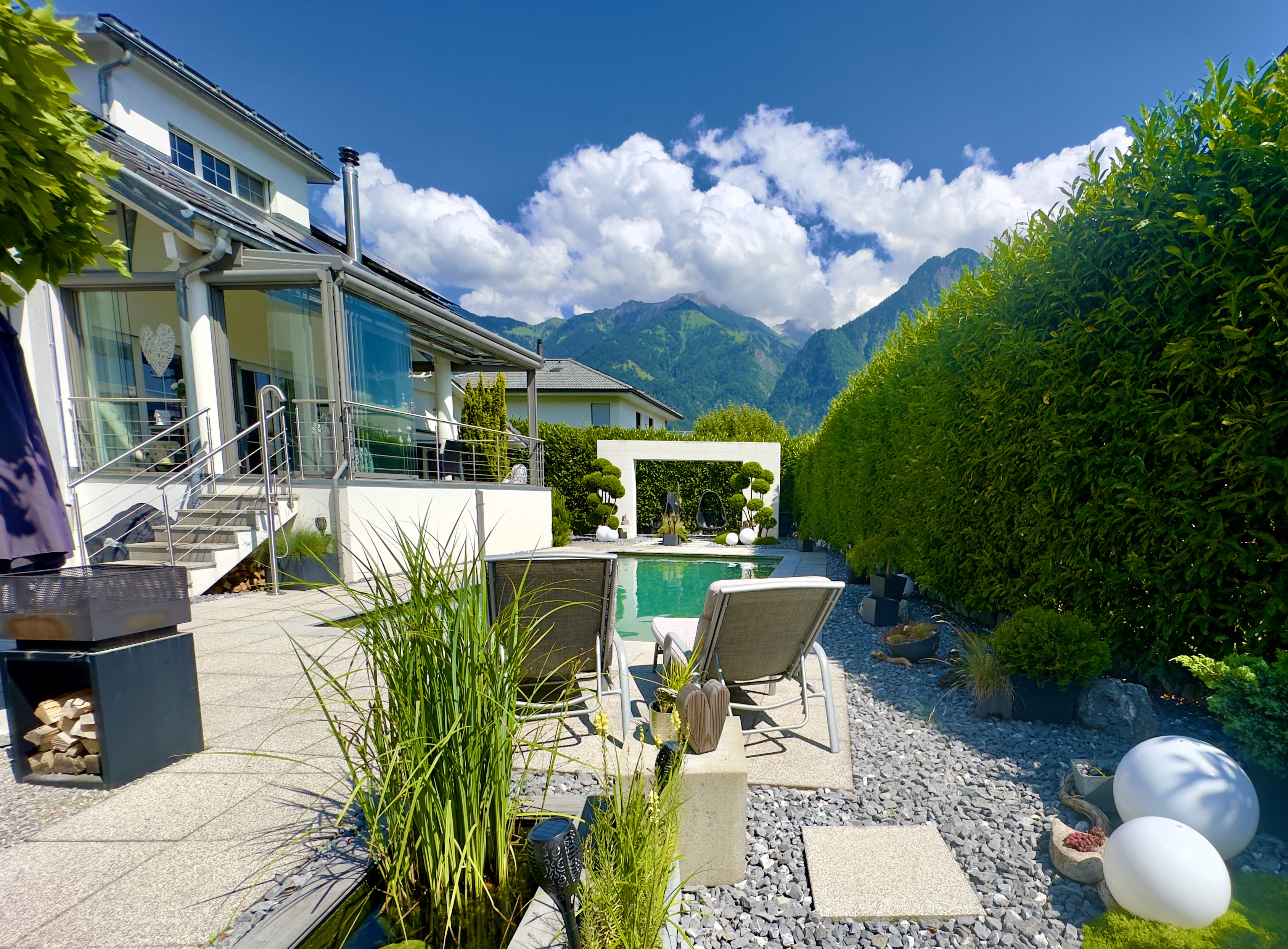 Luxuriöser Garten mit Pool und Bergblick