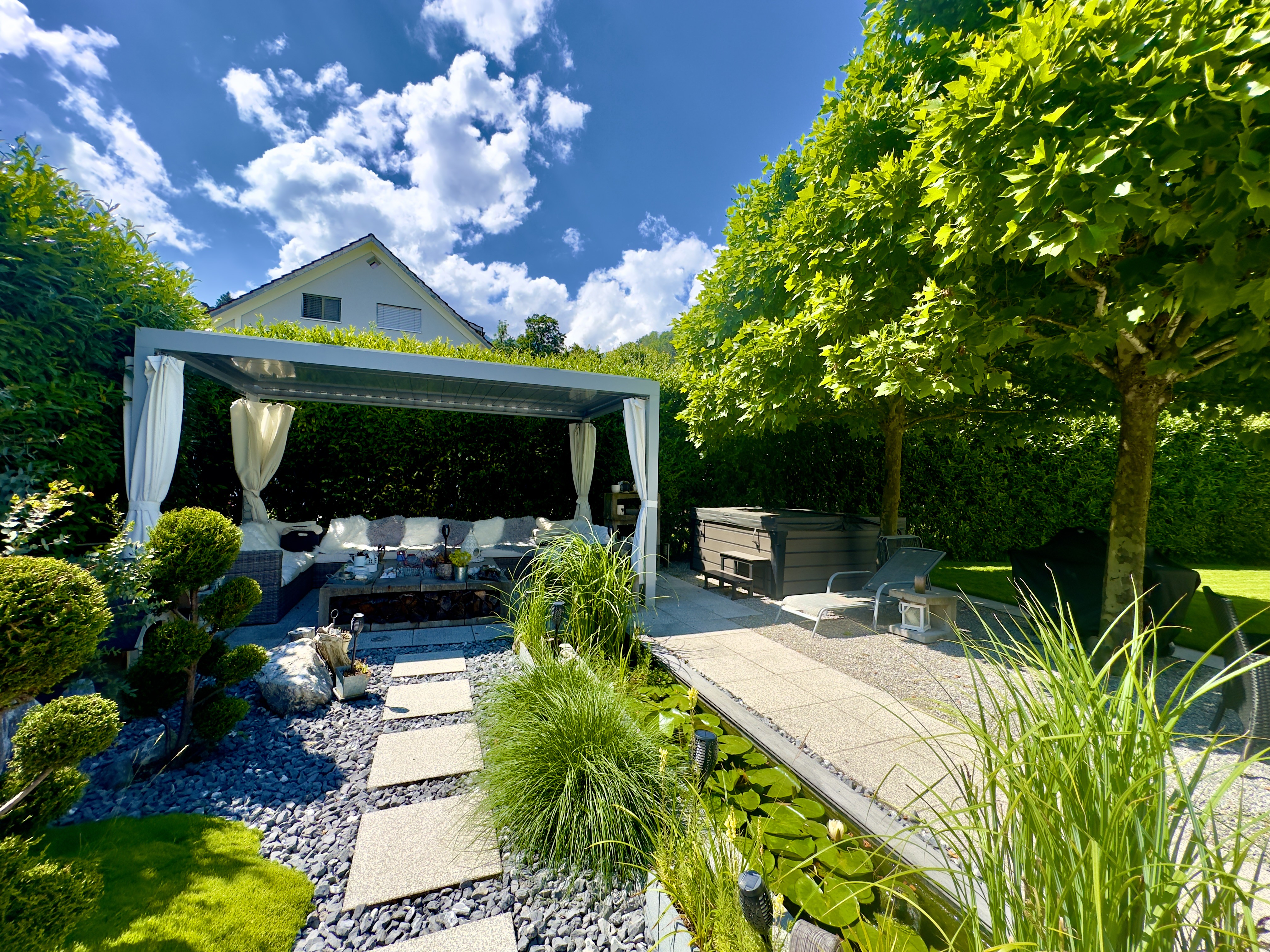 Gepflegter Garten mit Lounge-Pavillon
