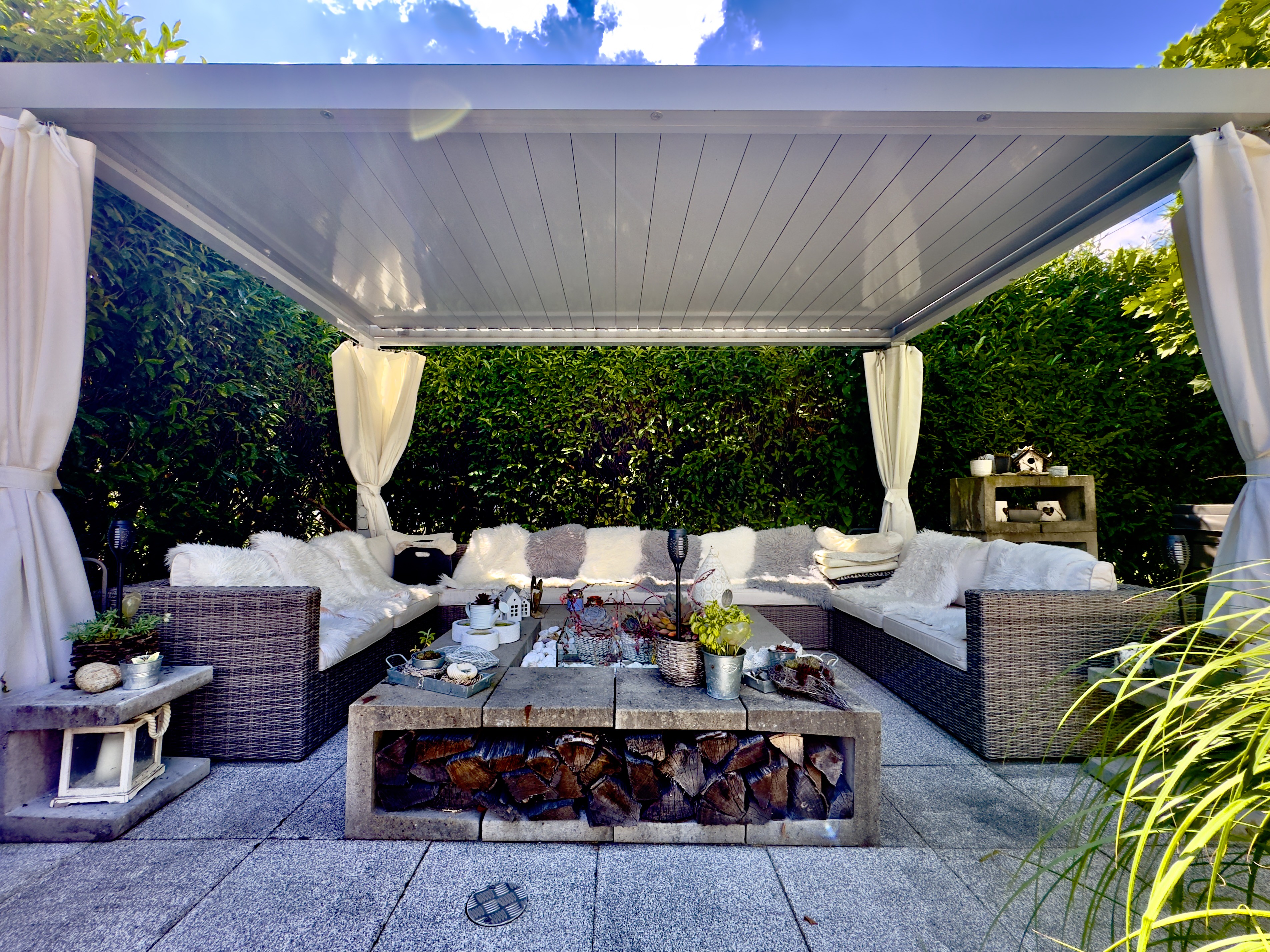 Überdachte Gartenlounge mit Sitzgruppe