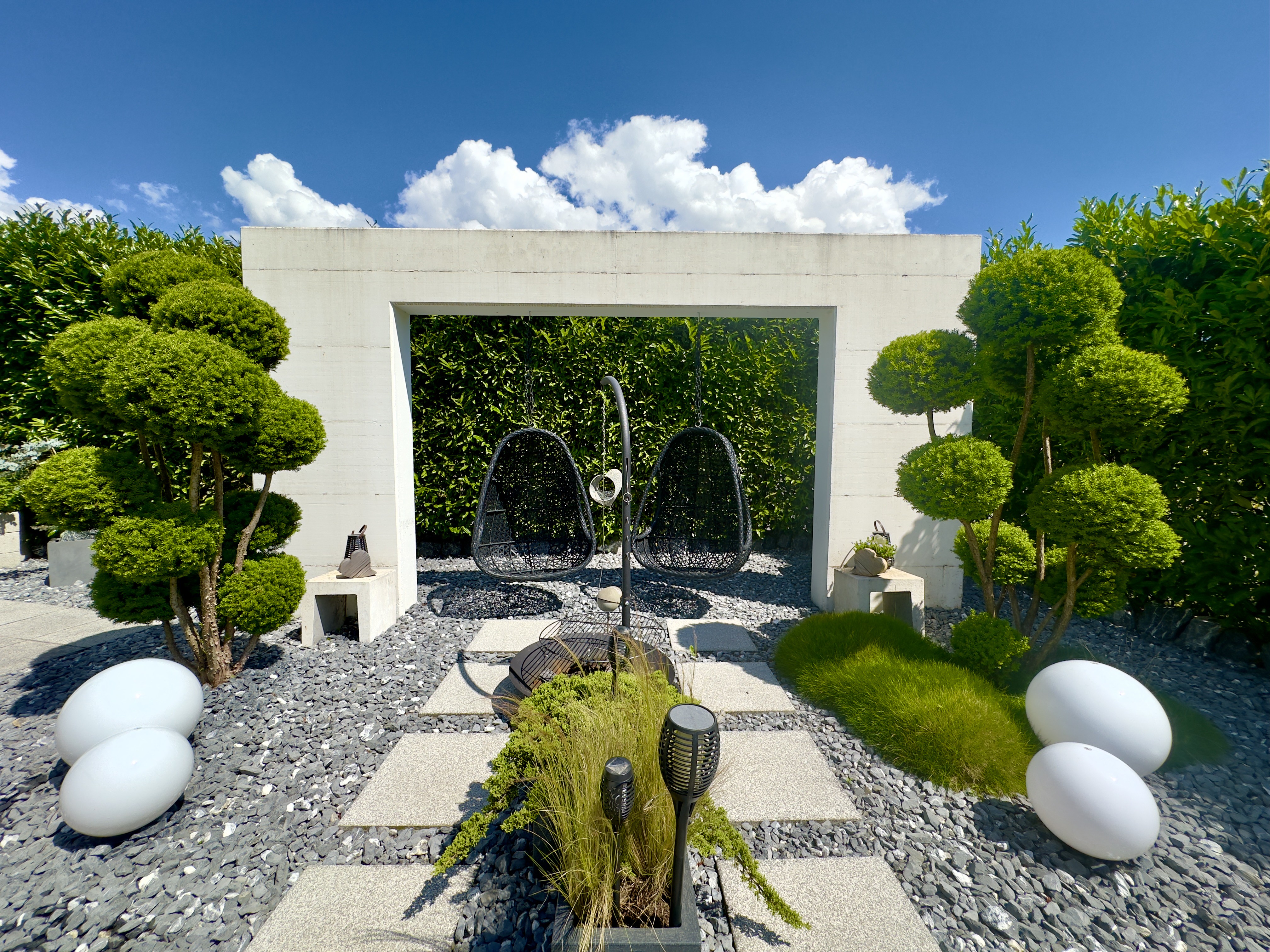 Moderner Garten mit Zen-Sitzbereich