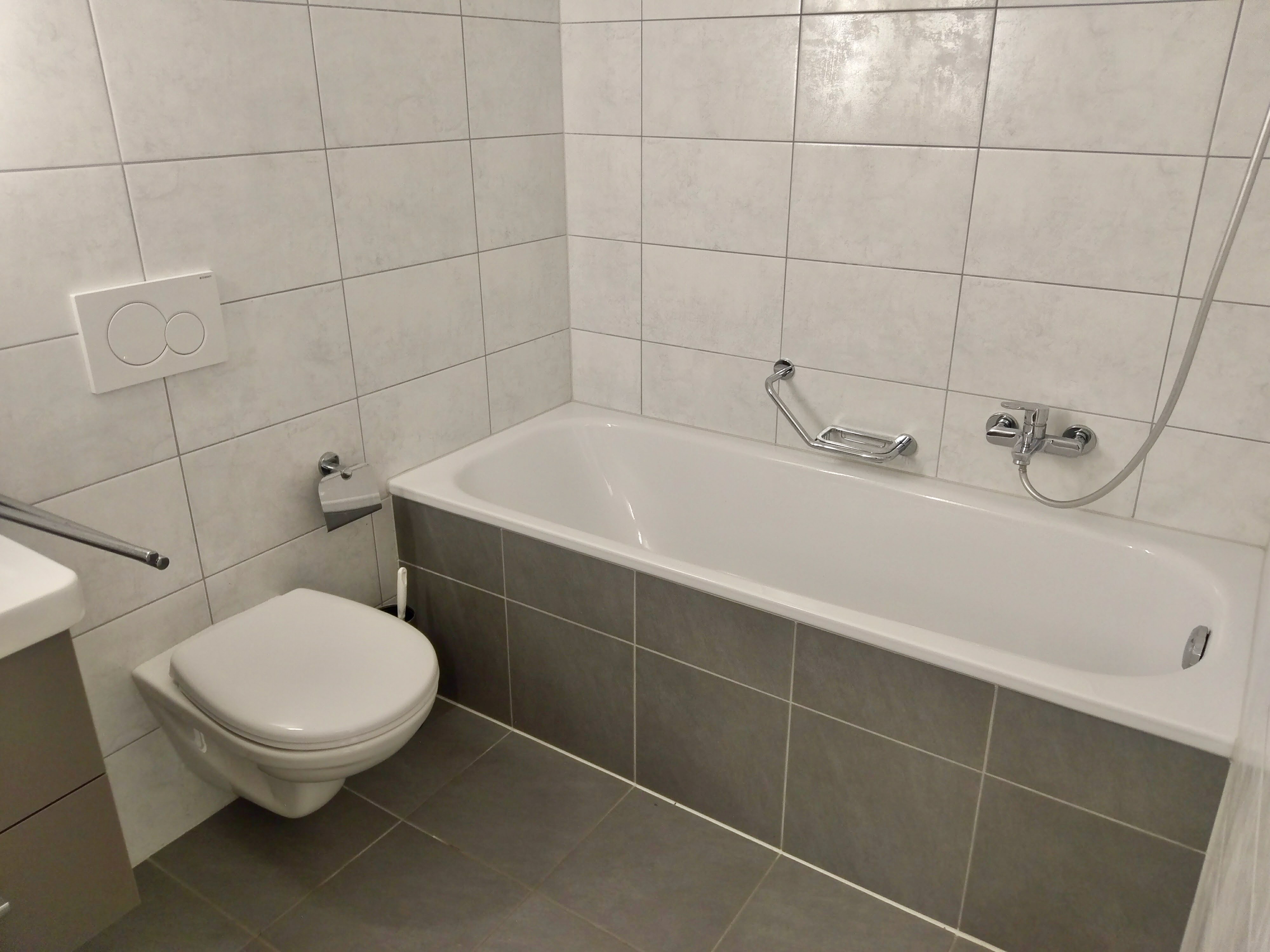 Modernes Bad mit Badewanne und WC