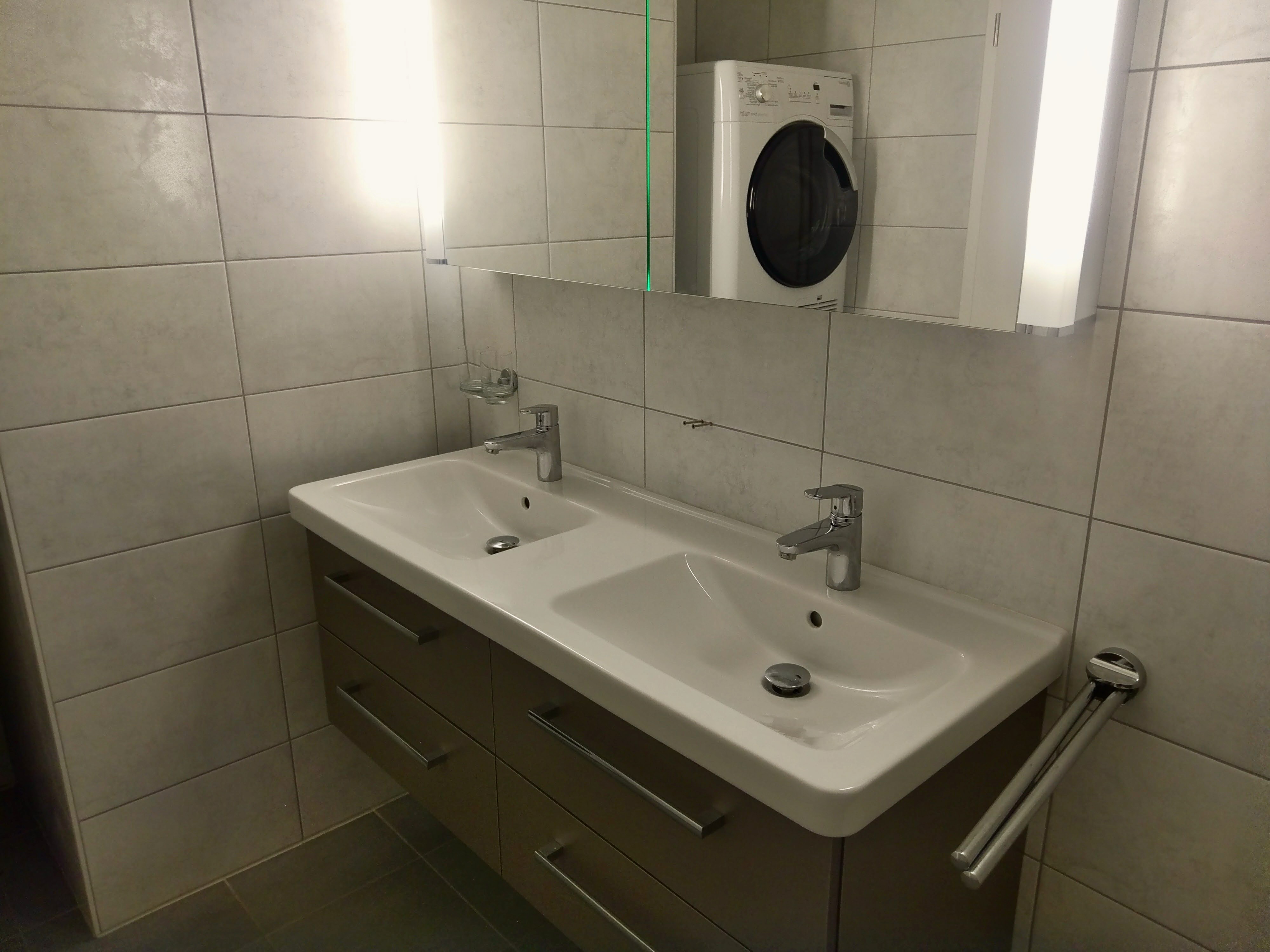 Modernes Doppelwaschbecken-Bad