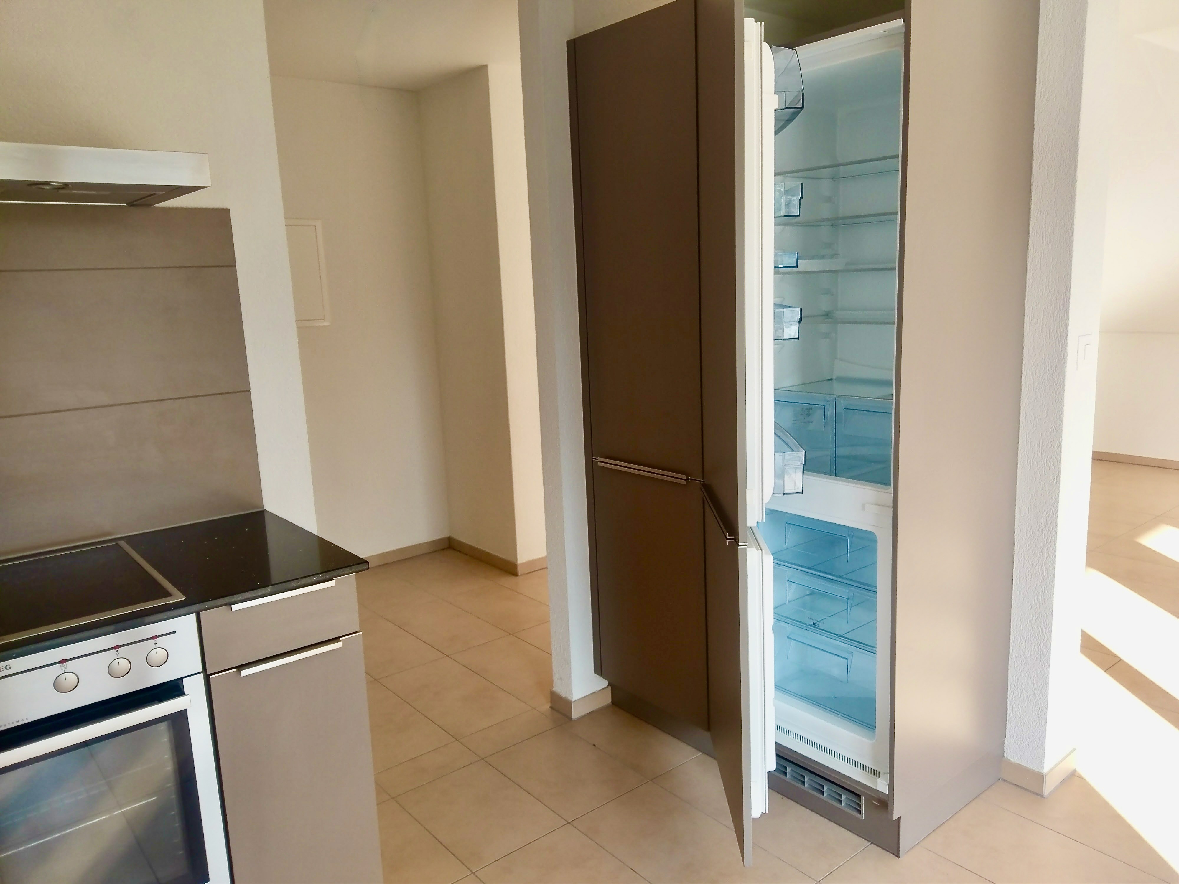 Moderne Küche mit offenem Kühlschrank