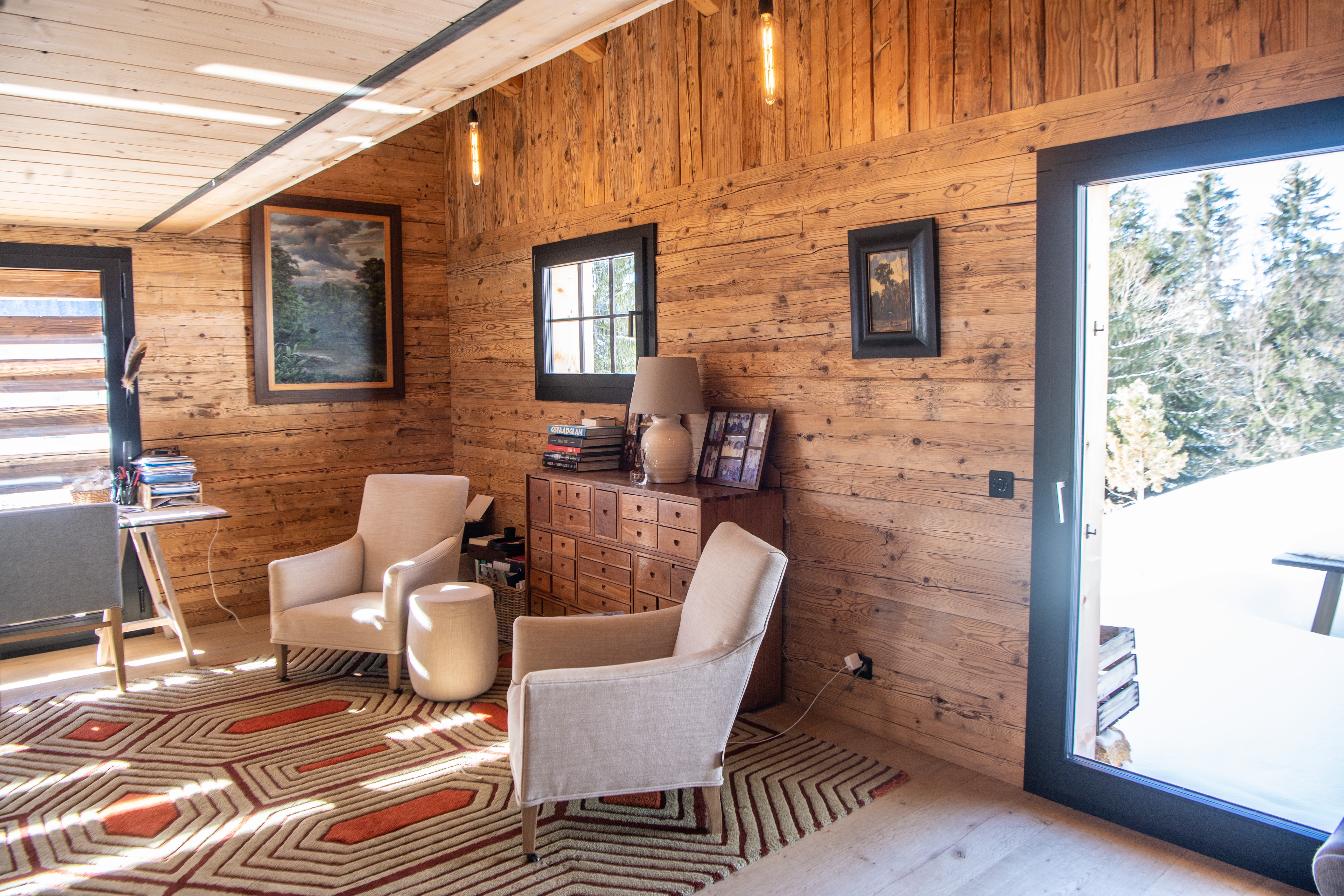 Gemütliches Holzinterieur mit Blick ins Freie