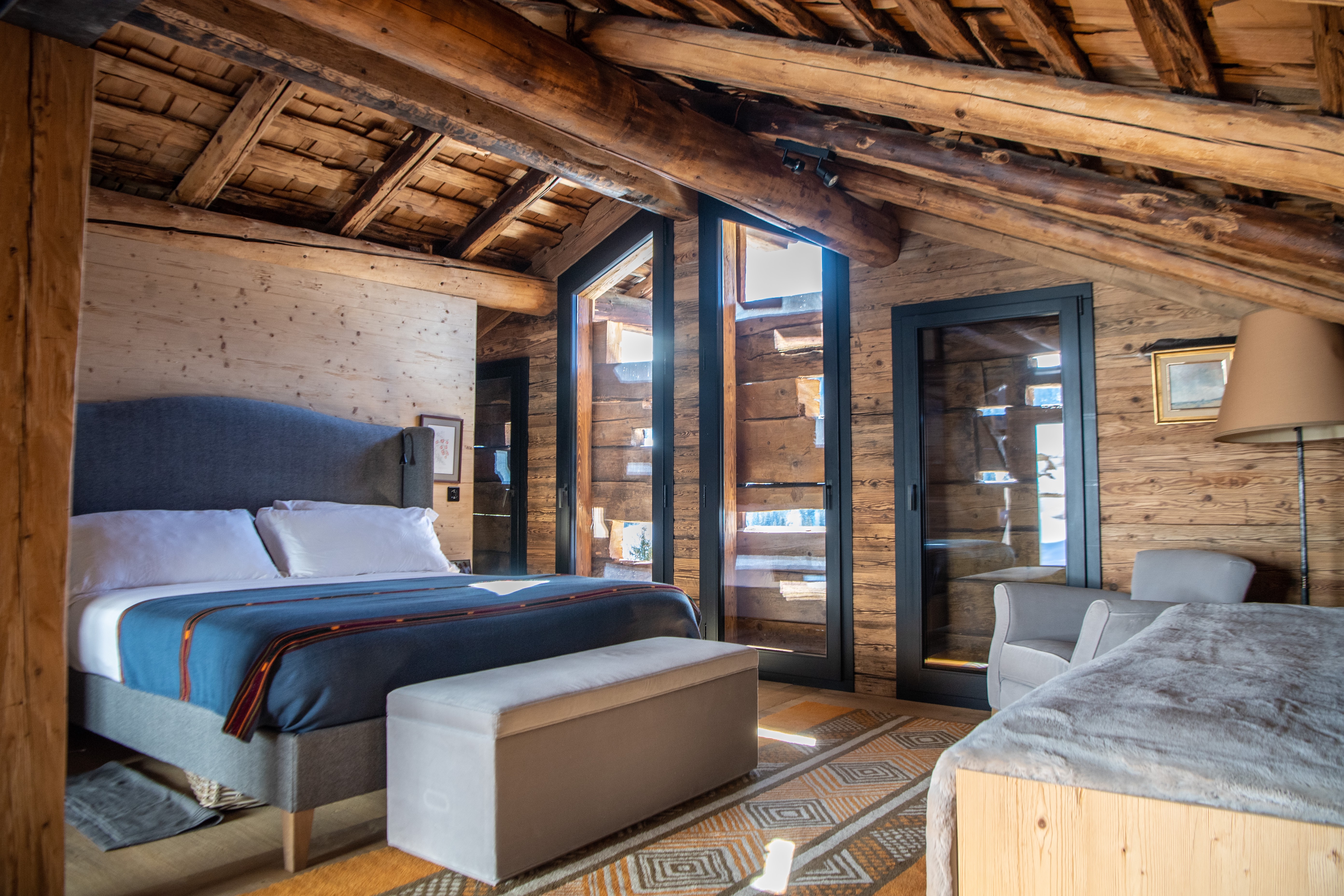 Rustikale Chalet-Schlafzimmerecke mit Holzsichtdach