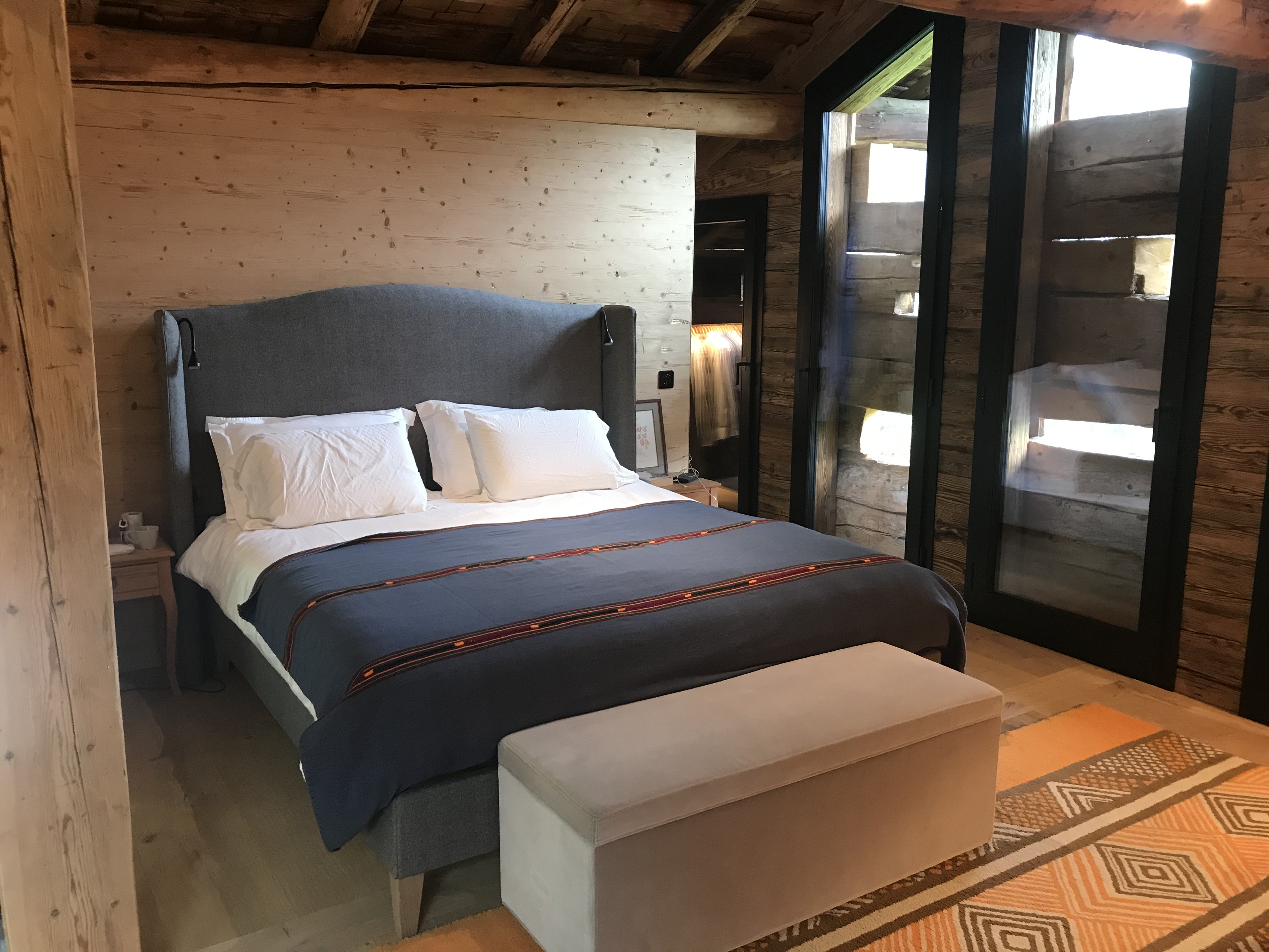 Gemütliches Schlafzimmer im Rustik-Stil