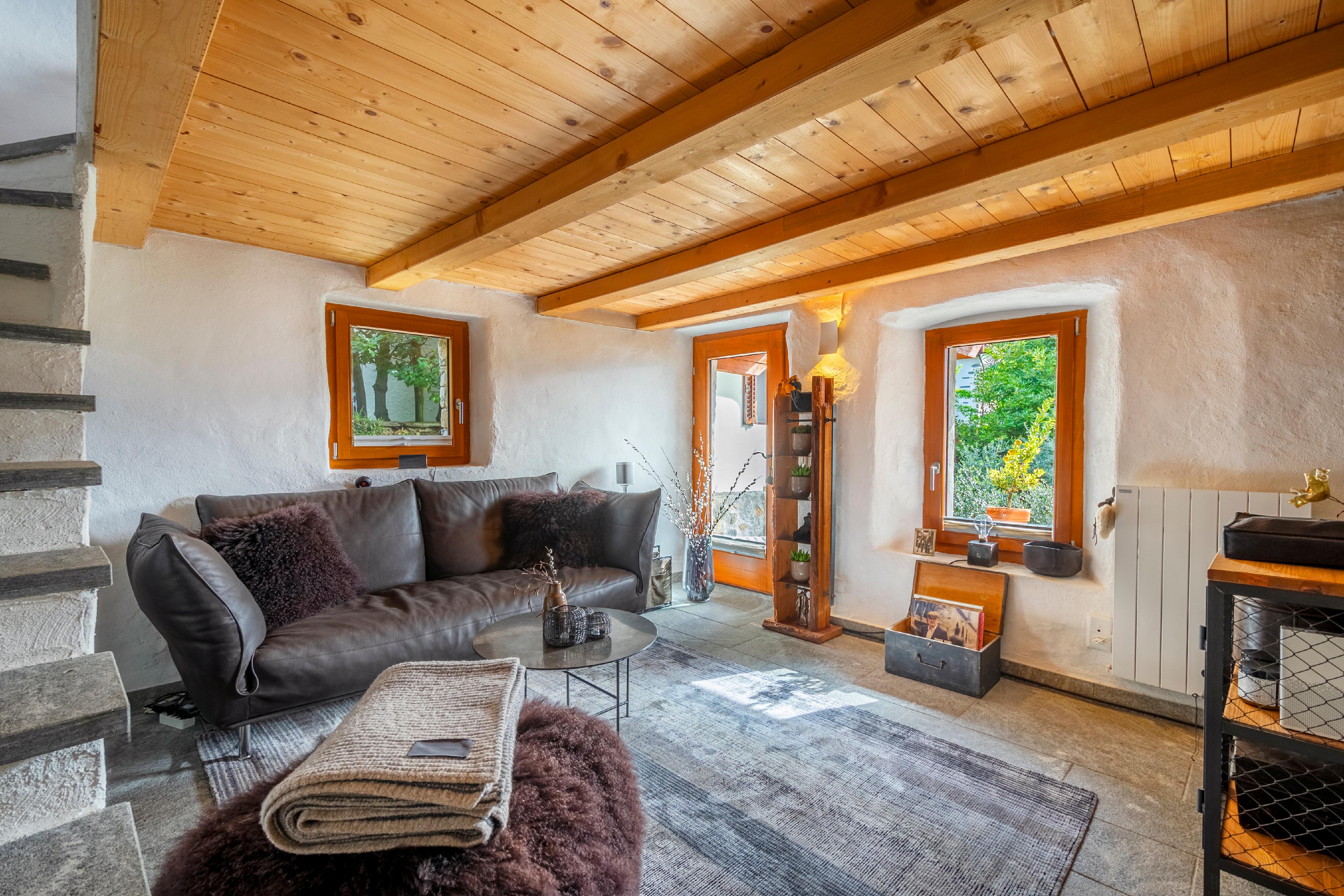 Gemütliches Wohnzimmer mit Holzdecke