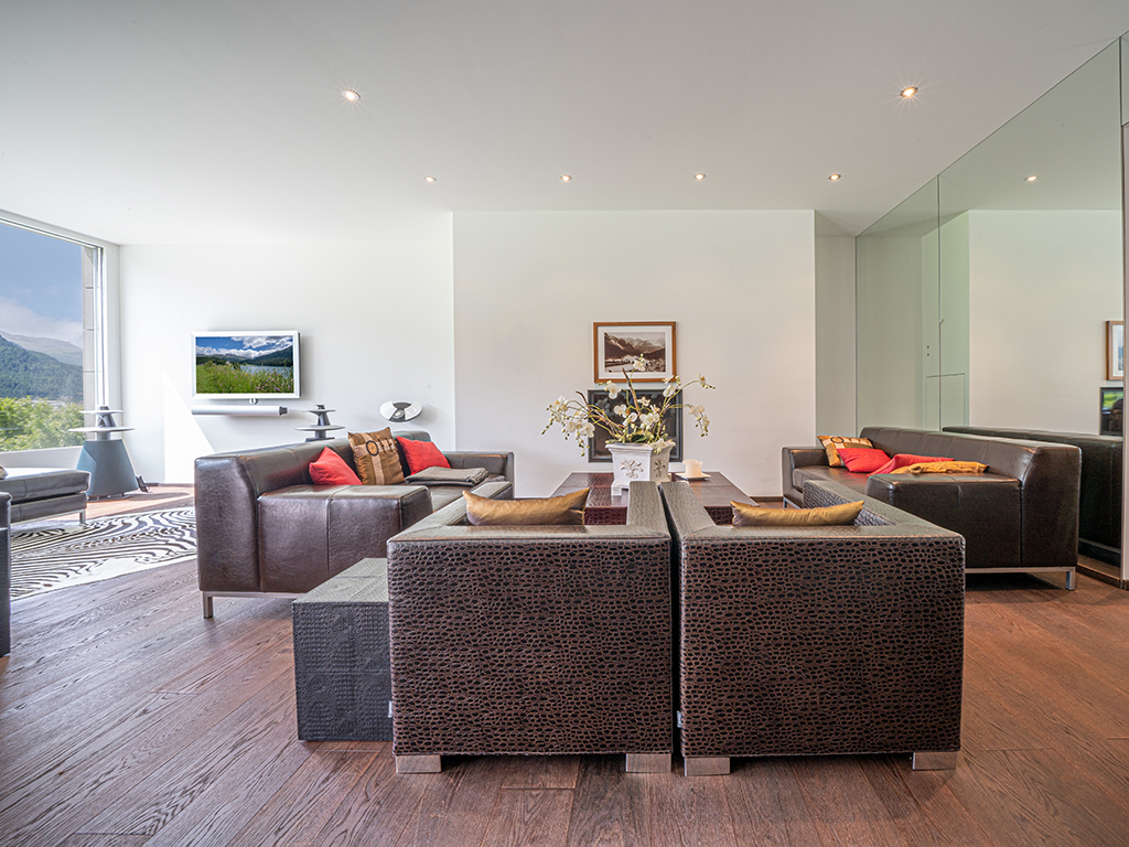 Modernes Wohnzimmer mit Bergblick