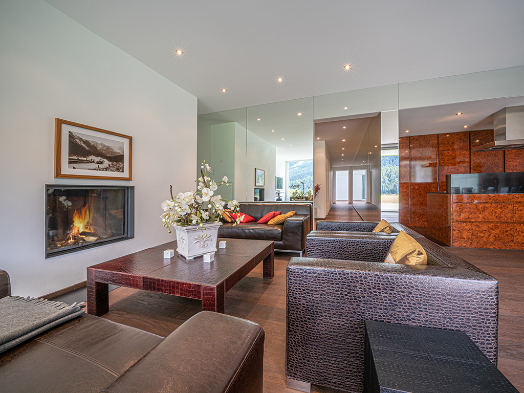 Modernes Wohnzimmer mit Kamin und offener Blickachse