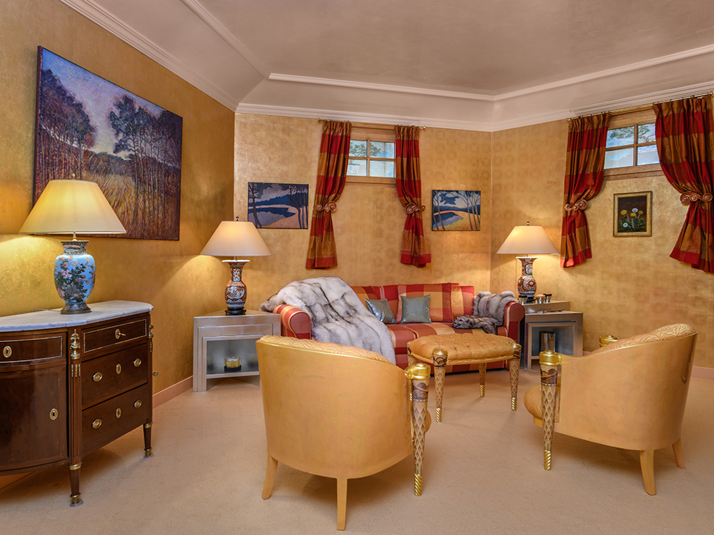 Elegantes Wohnzimmer mit warmem Goldton
