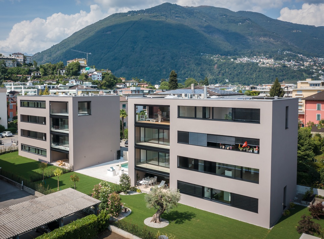 Moderne Wohnanlage mit Bergblick