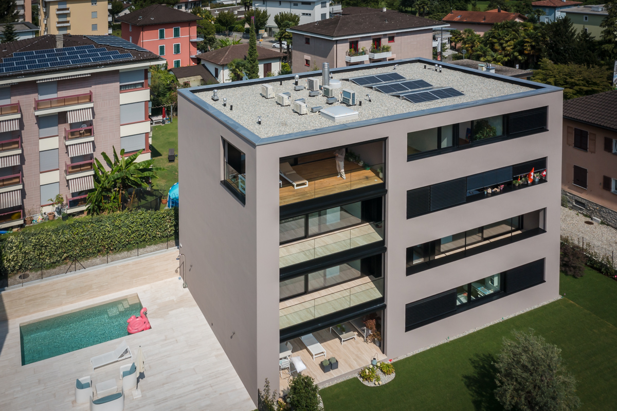Moderne Dachterrassen-Villa mit Pool und Solarmodulen