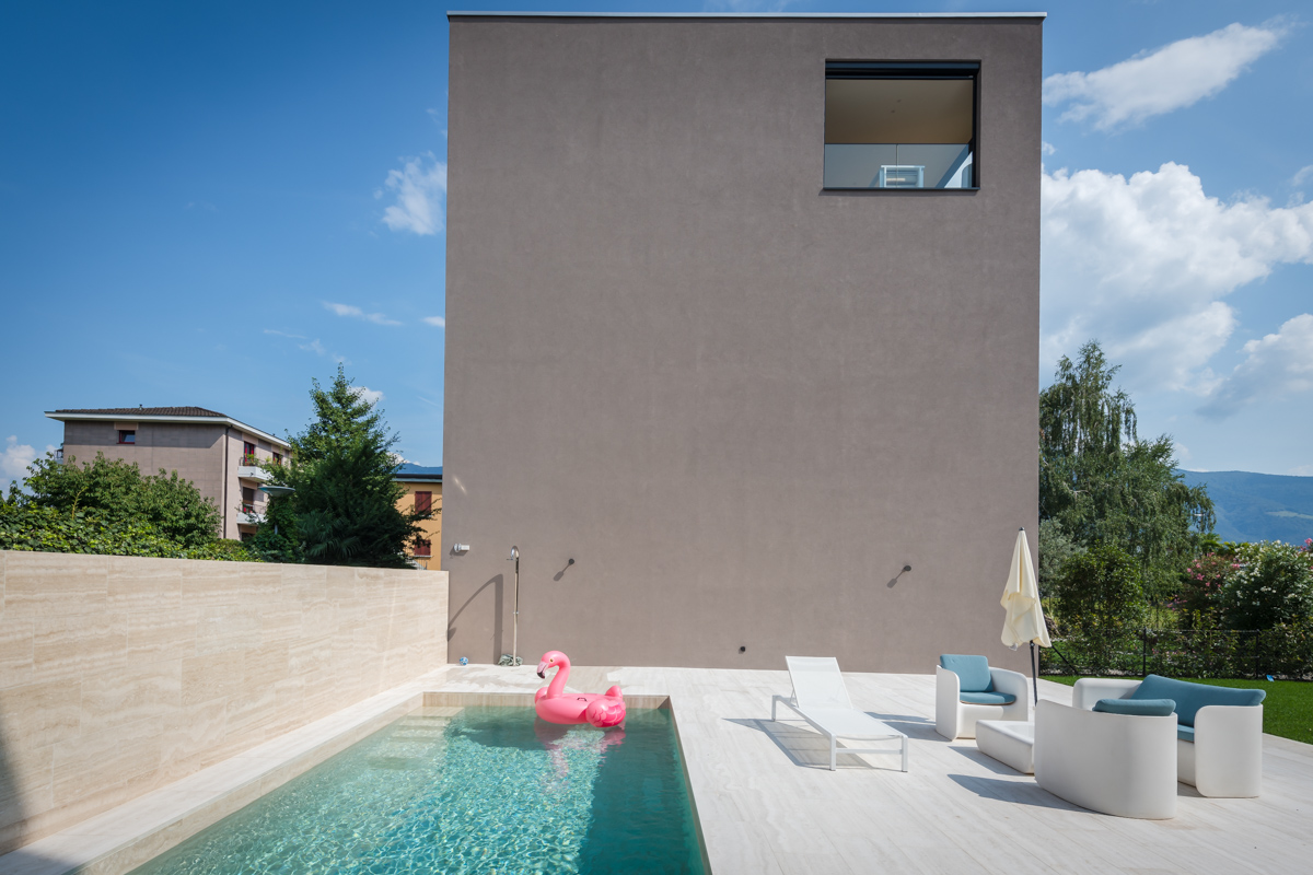 Moderner Außenbereich mit Pool und Lounge