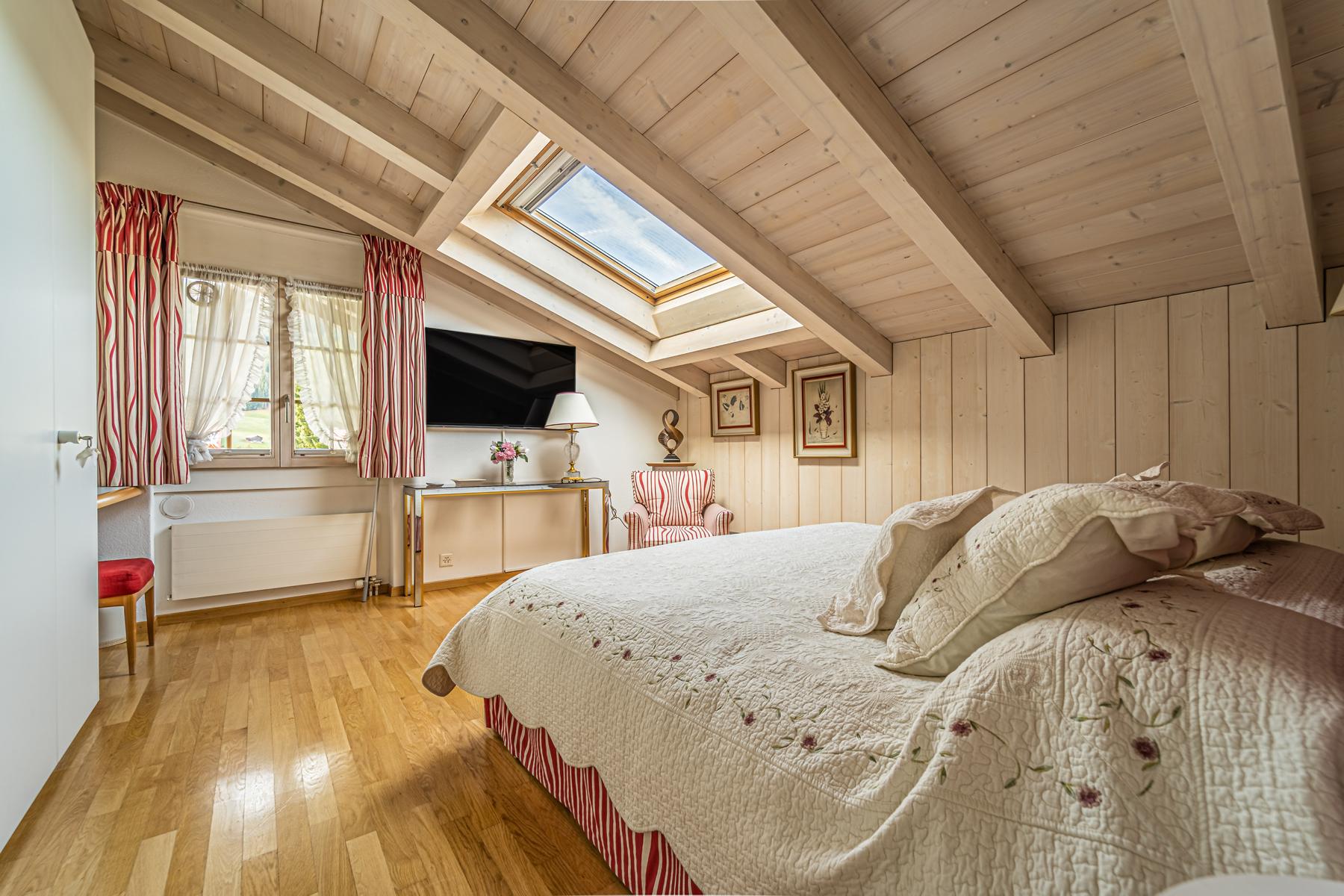 Dachgeschoss-Schlafzimmer mit Holzvertäfelung