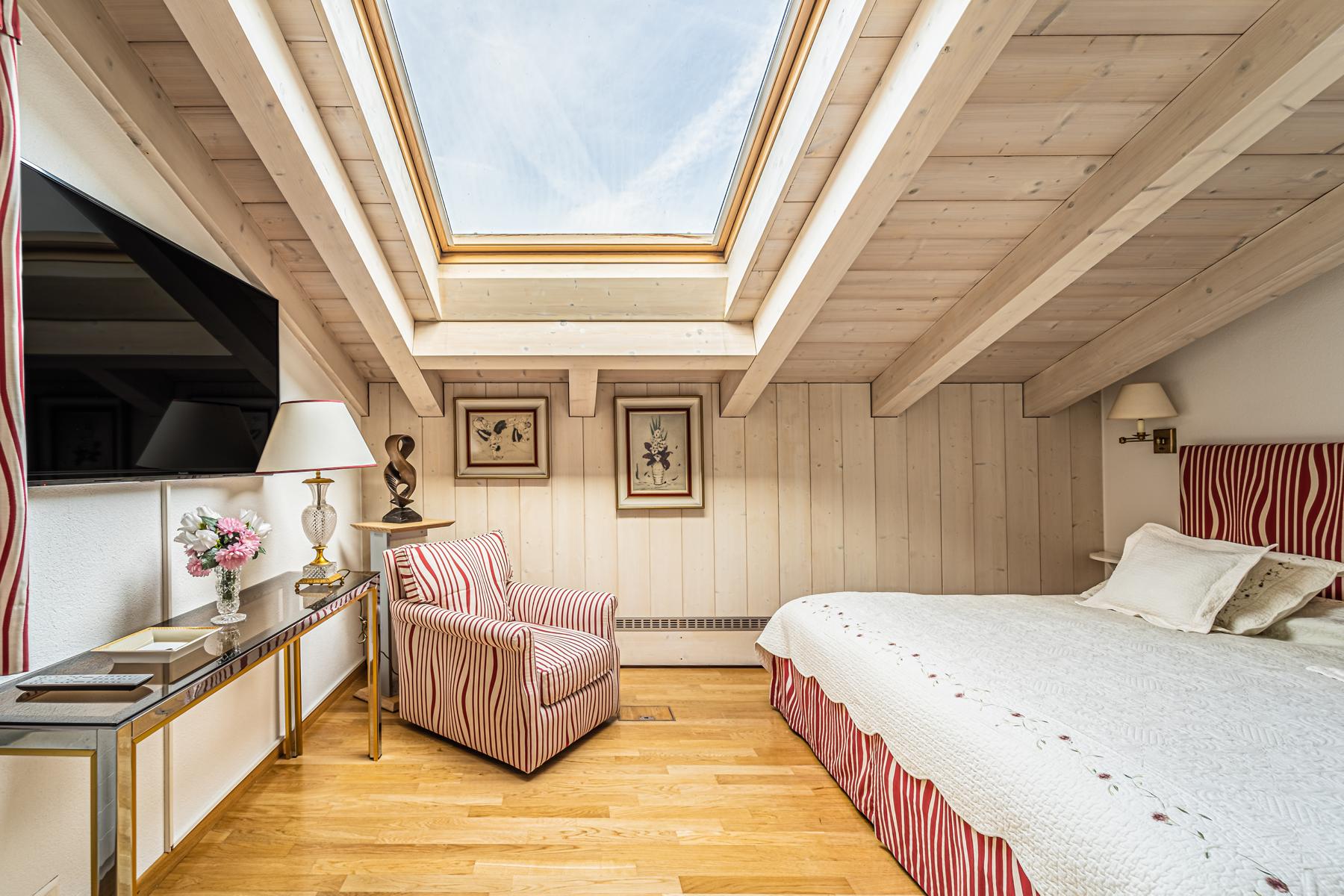 Dachgeschoss-Schlafzimmer mit Dachfenster